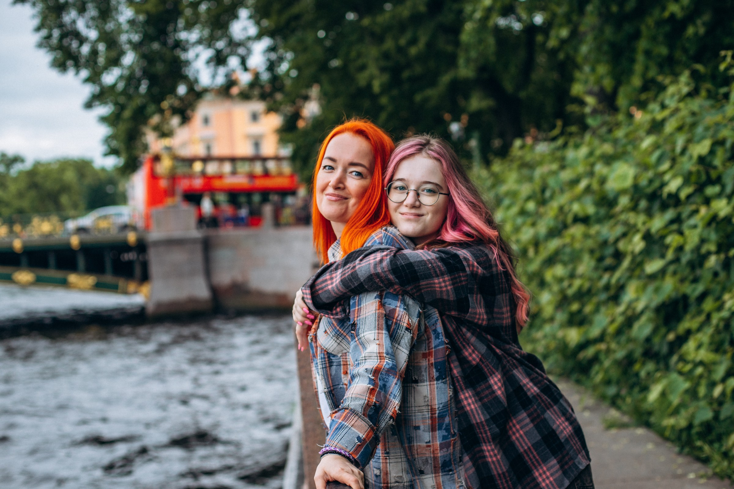 Елена с семьей в июне. Фотопрогулка в Петербурге. Индивидуальный и семейный фотограф в Санкт-Петербурге