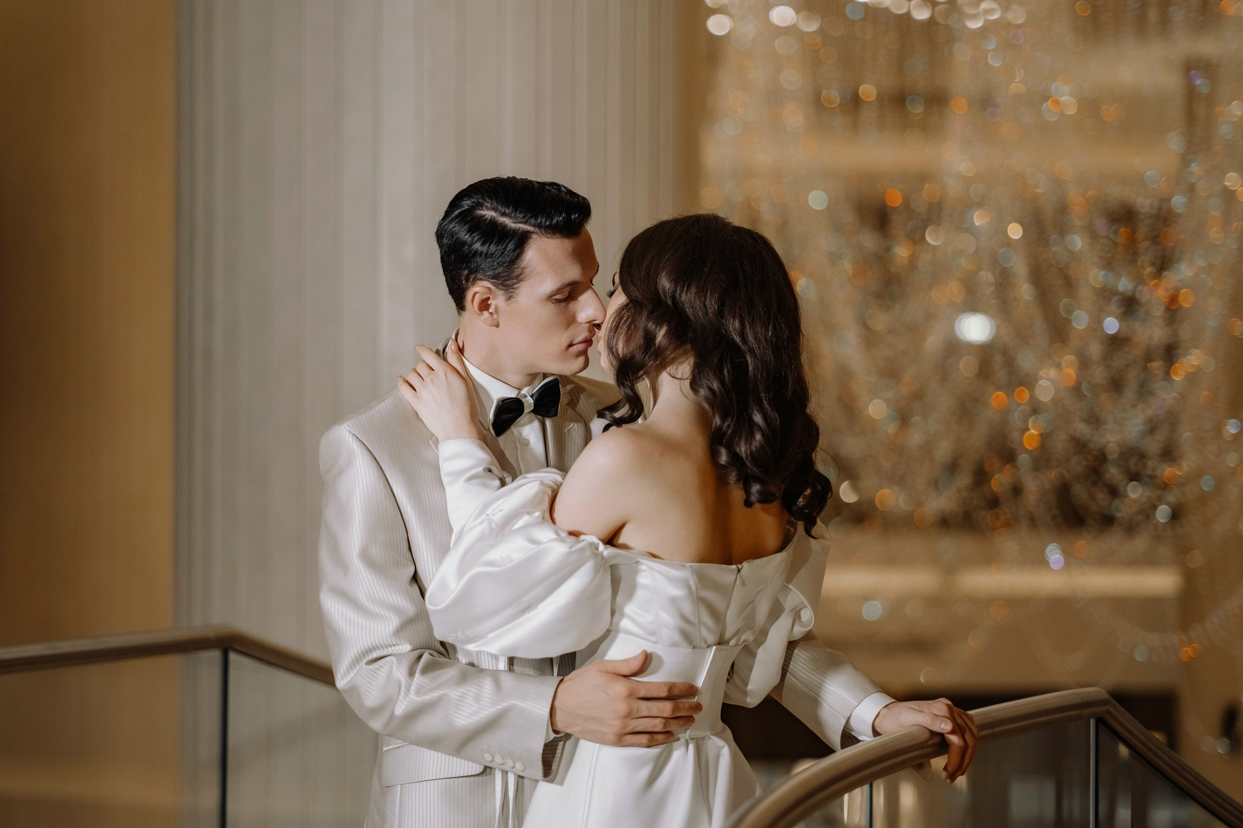 Фотосессия свадьбы на лестнице в Hyatt Regency Moscow Petrovsky Park. Свадебный и семейный фотограф в Москве Светлана Зоткина