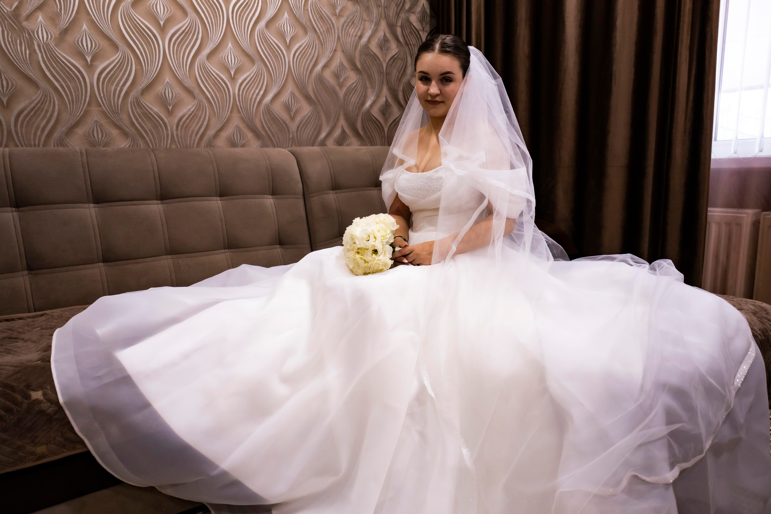 Виктор и Виктория. Даже около дома можно сделать шикарные свадебные фото. Свадебный фотограф ростовская область