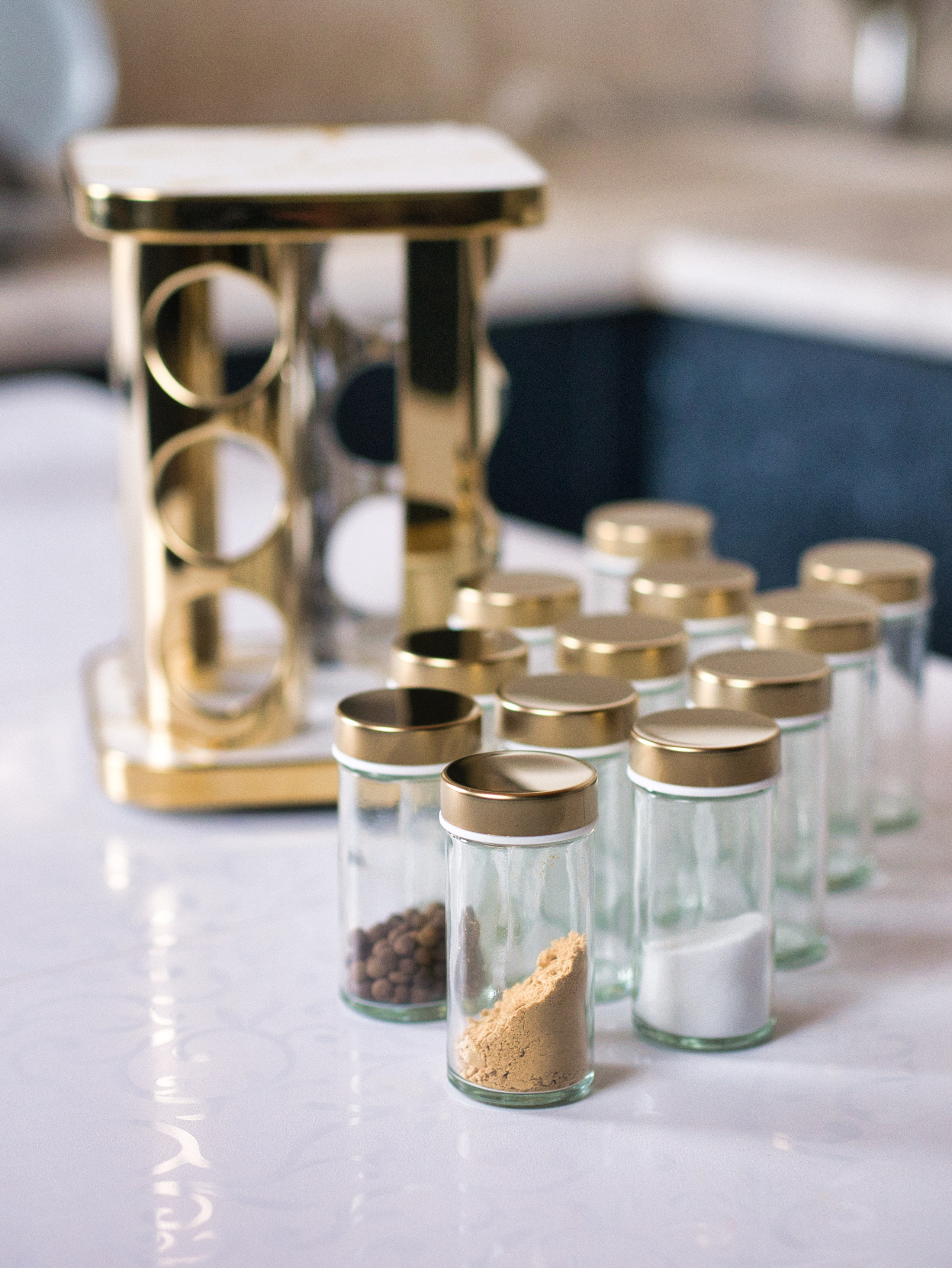 Бутылки и специи. Студия КРУГ. Фото и видеосъемка, видеомонтаж