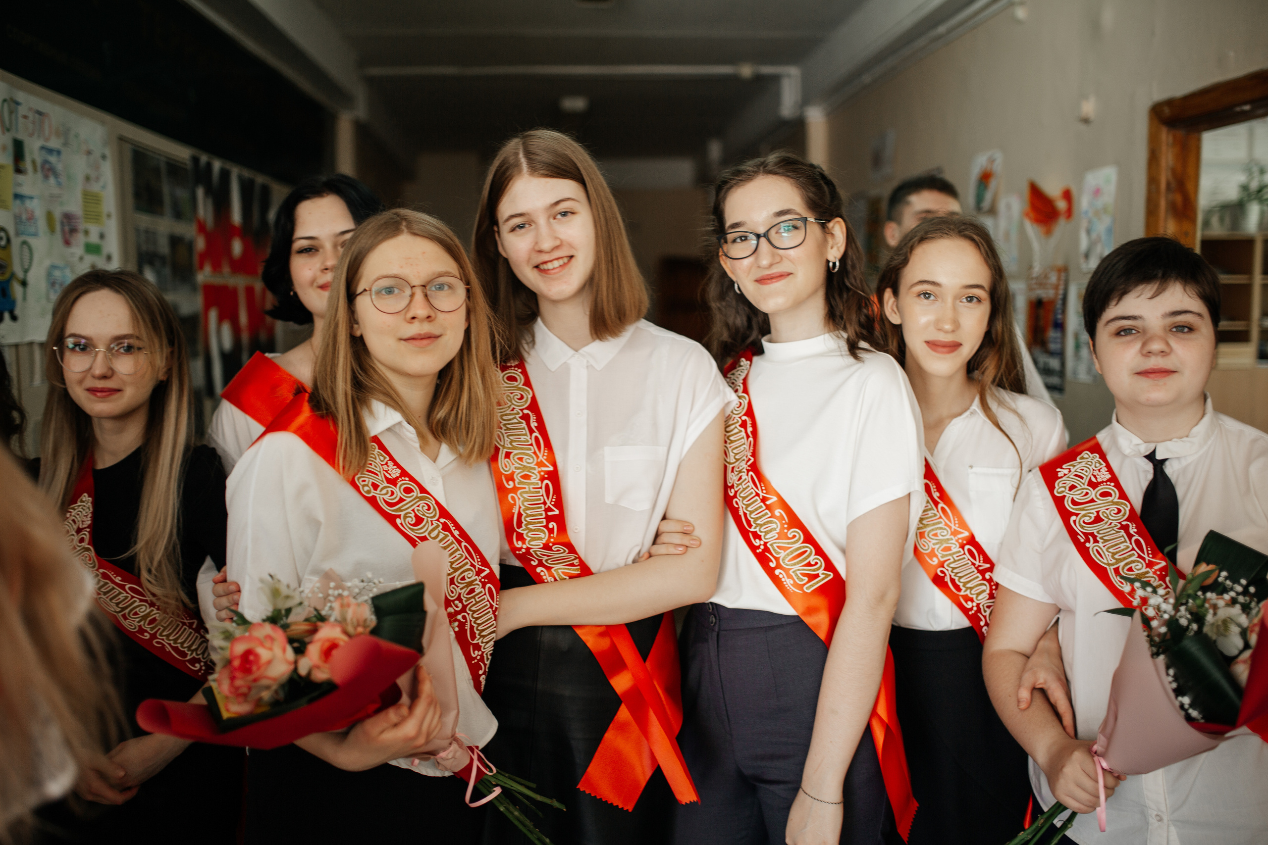 Выпускники и выпускницы школы гимназии 161