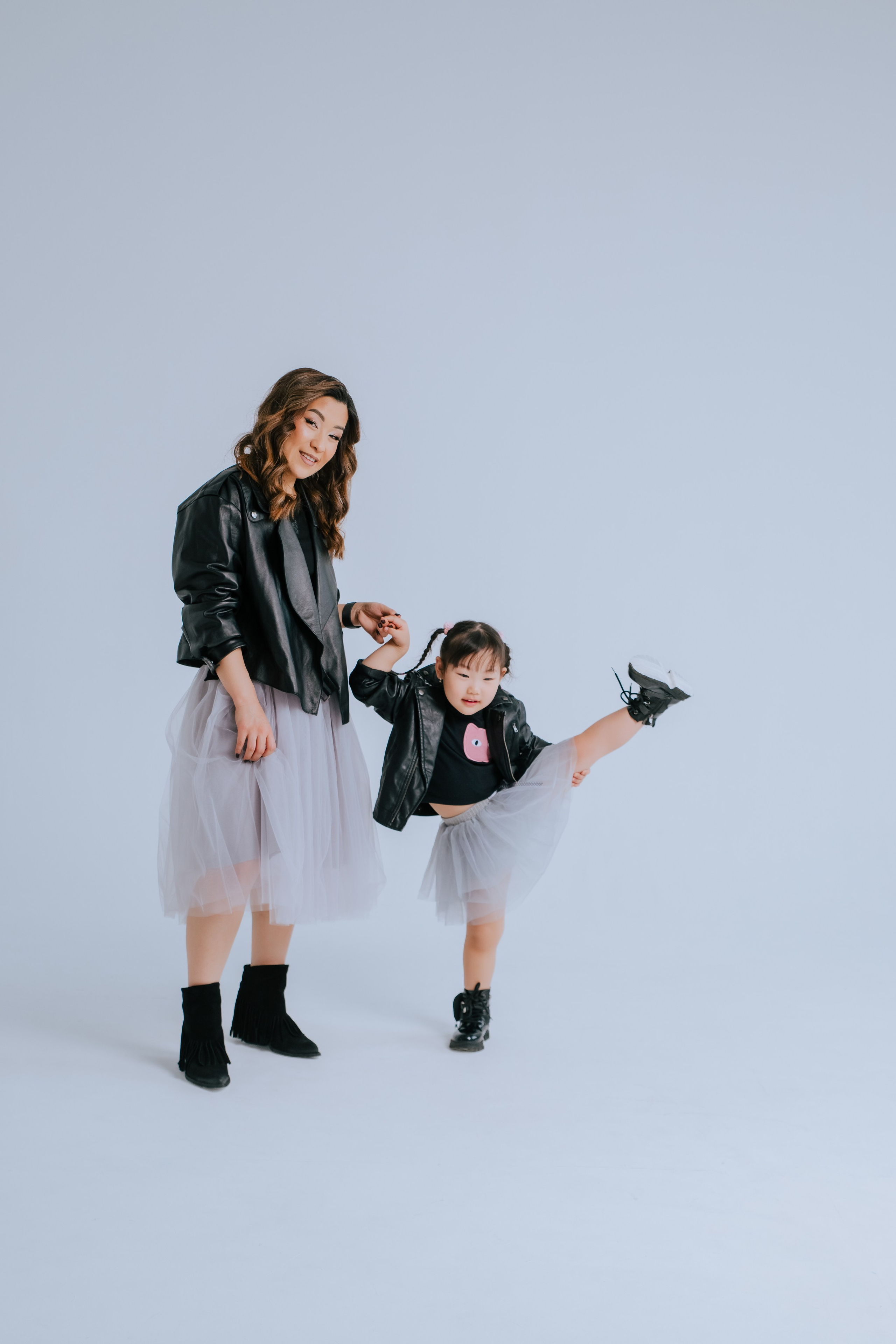 Ира и Аня. Фотограф Ярмишко Дарья. Выпускные фотокниги