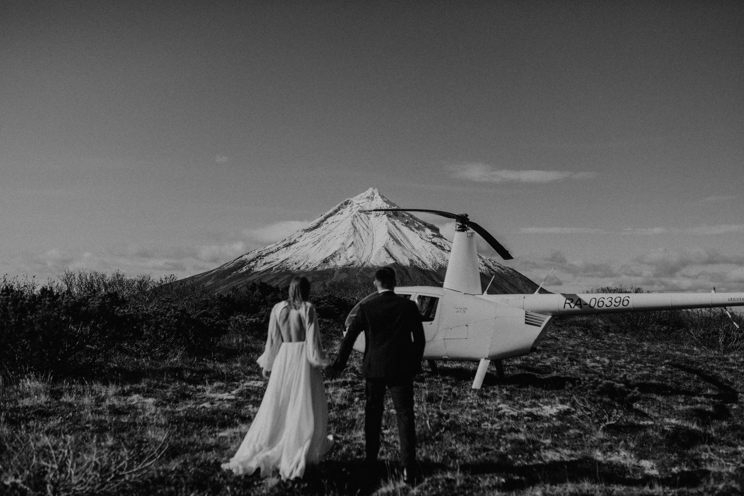 Вертолетный полет Бухта Жировая. Свадебное фото и видео на Камчатке. Туристические маршруты