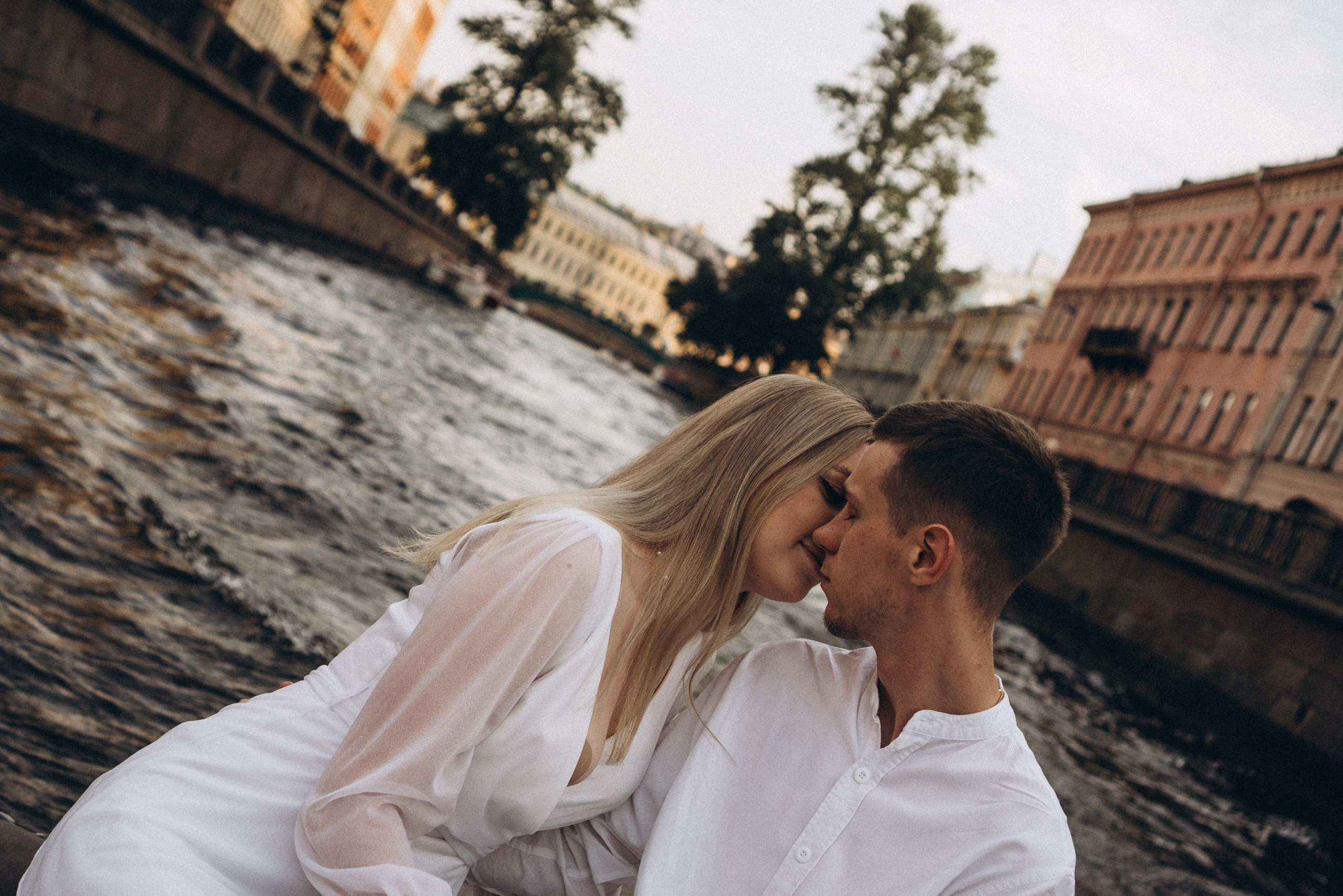 СВАДЕНБНАЯ СЬЕМКА НА КАТЕРЕ ПО КАНАЛАМ САНКТ-ПЕТЕРБУРГА И В АКВАТОРИИ НЕВЫ. Профессиональный фотограф, Санкт-Петербург — Виктория Богомолова