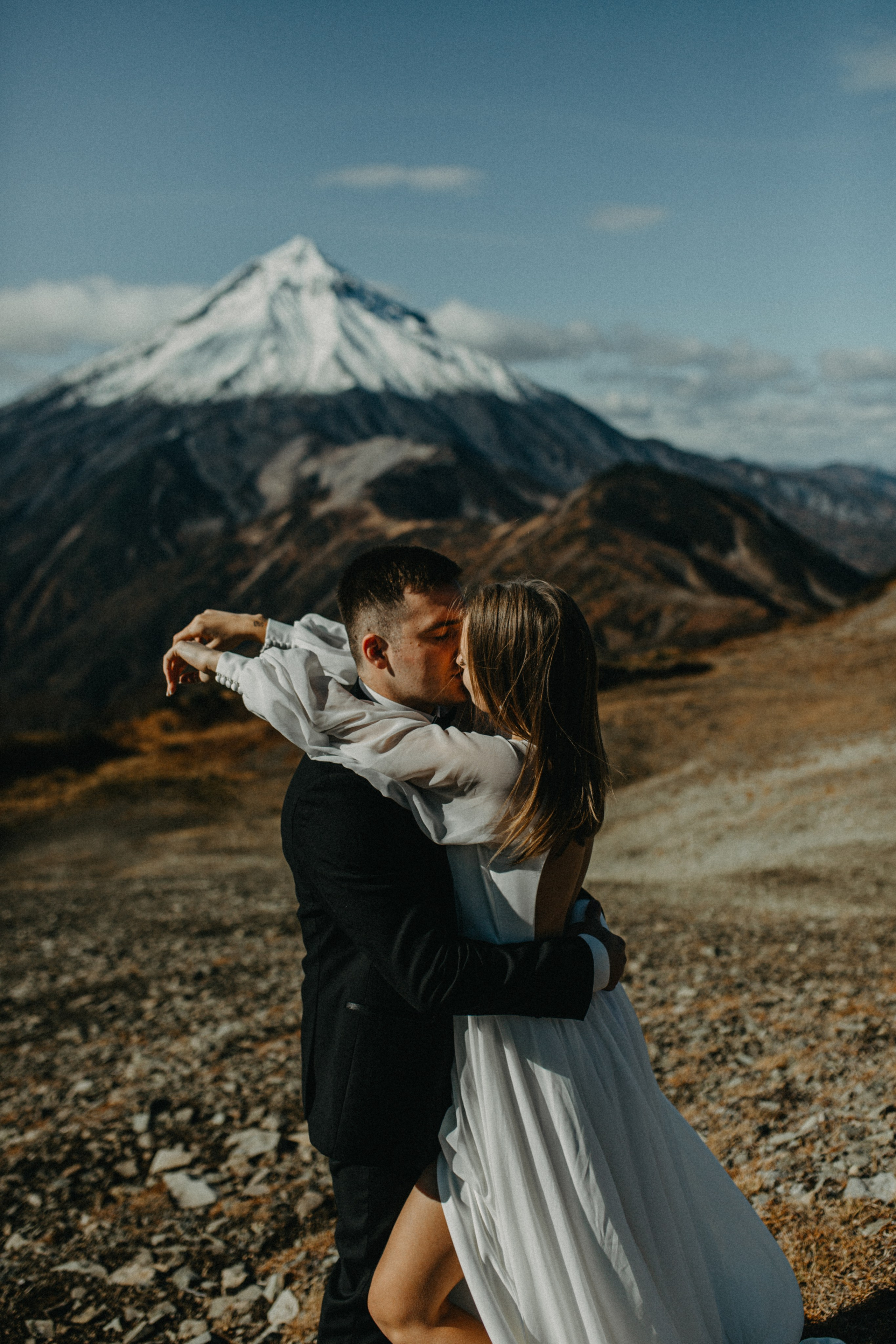 Вертолетный полет Бухта Жировая. Свадебное фото и видео на Камчатке. Туристические маршруты