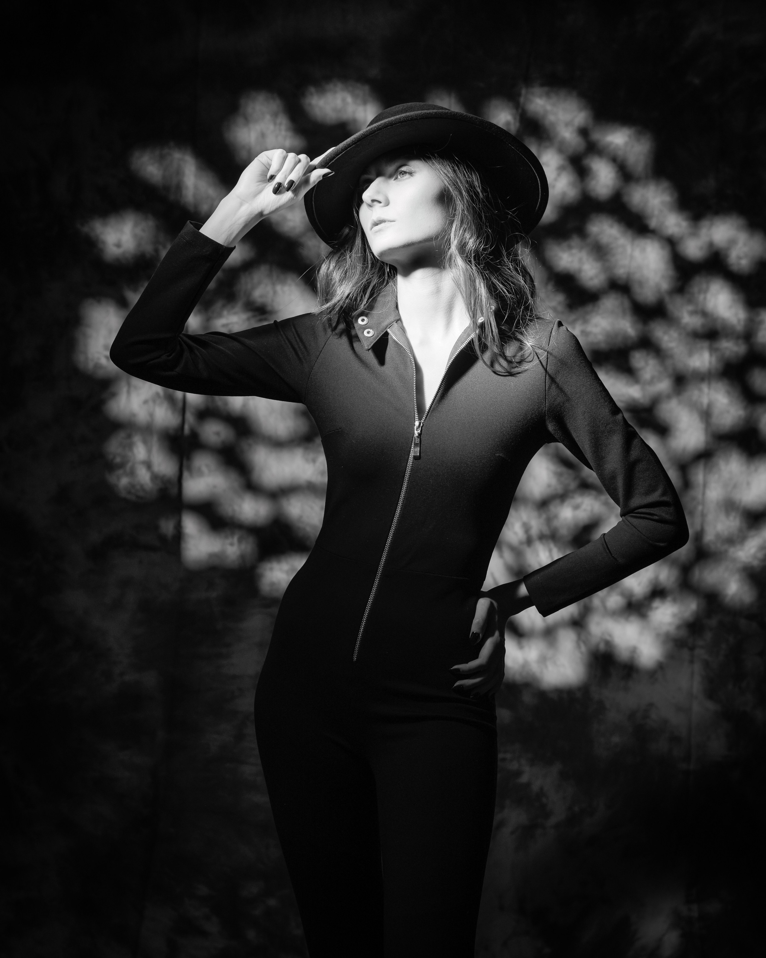 Стилизованная фотосъемка под Голливуд. Вариация. Девушка в шляпе. Маска Габо. Постоянный сточник света с  линзой Френеля