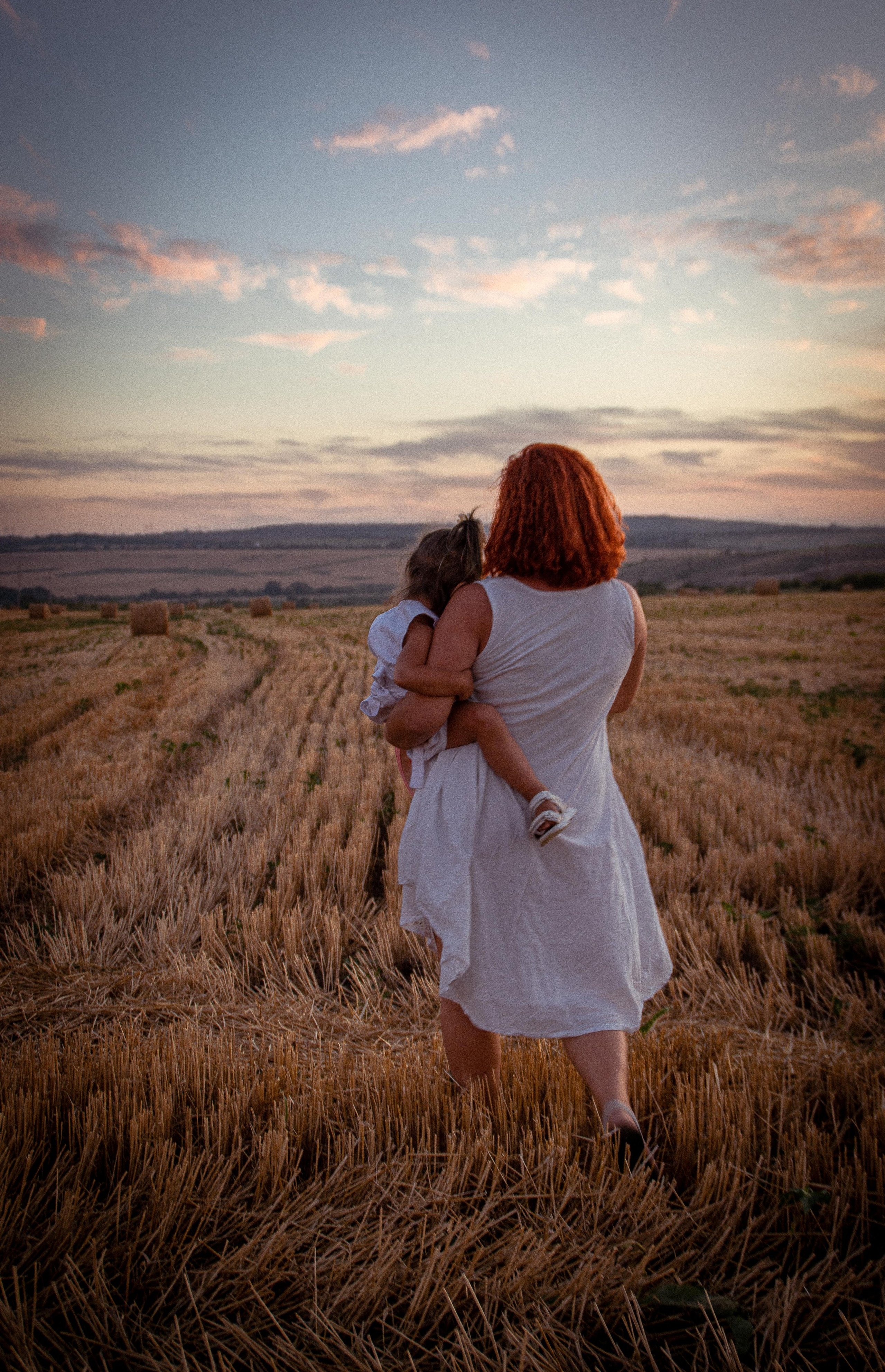 Фотосессия в тюках сена, в соломе. Елена Волкова семейный фотограф в станице Гостагаевской города-курорта Анапа