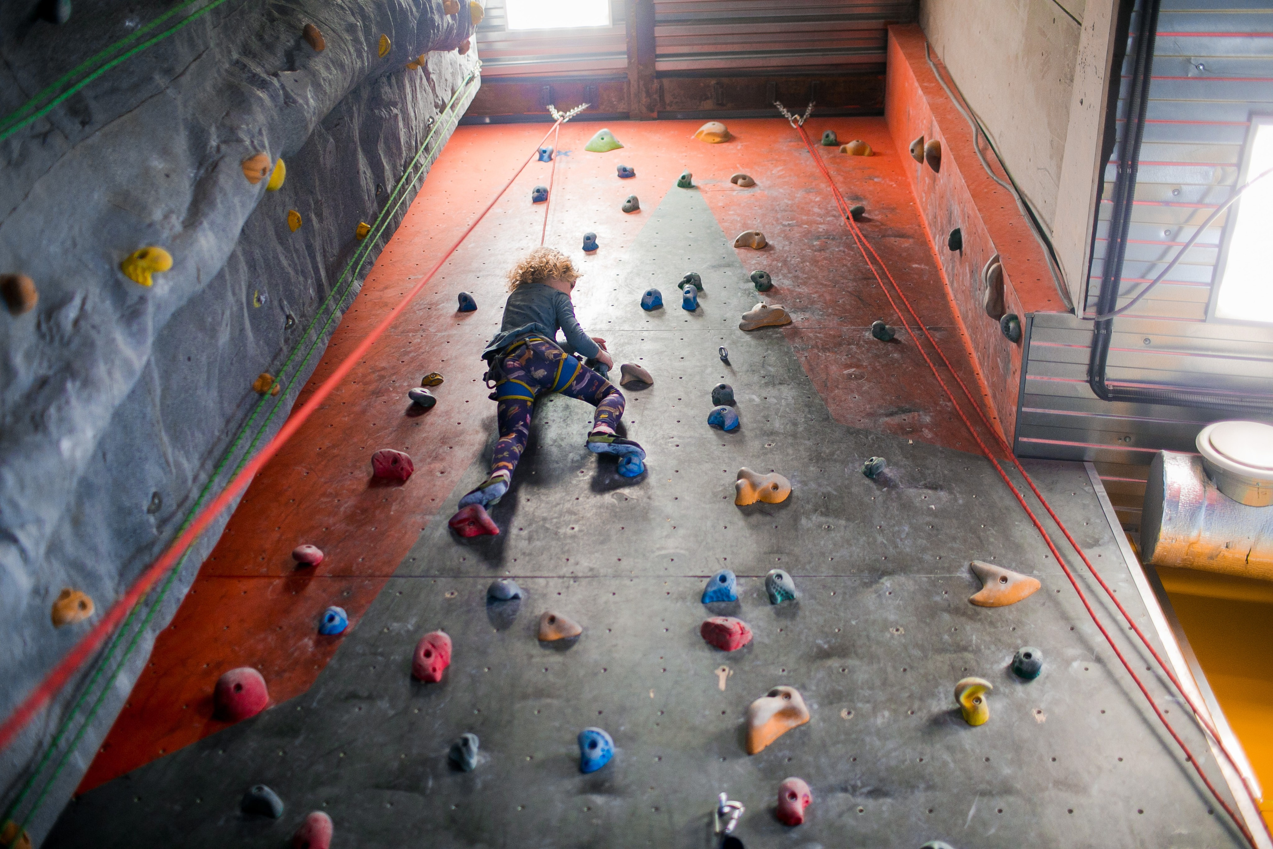 Фотосъемка детского Дня рождения на скалодроме. Репортажный фотограф Борис Геер