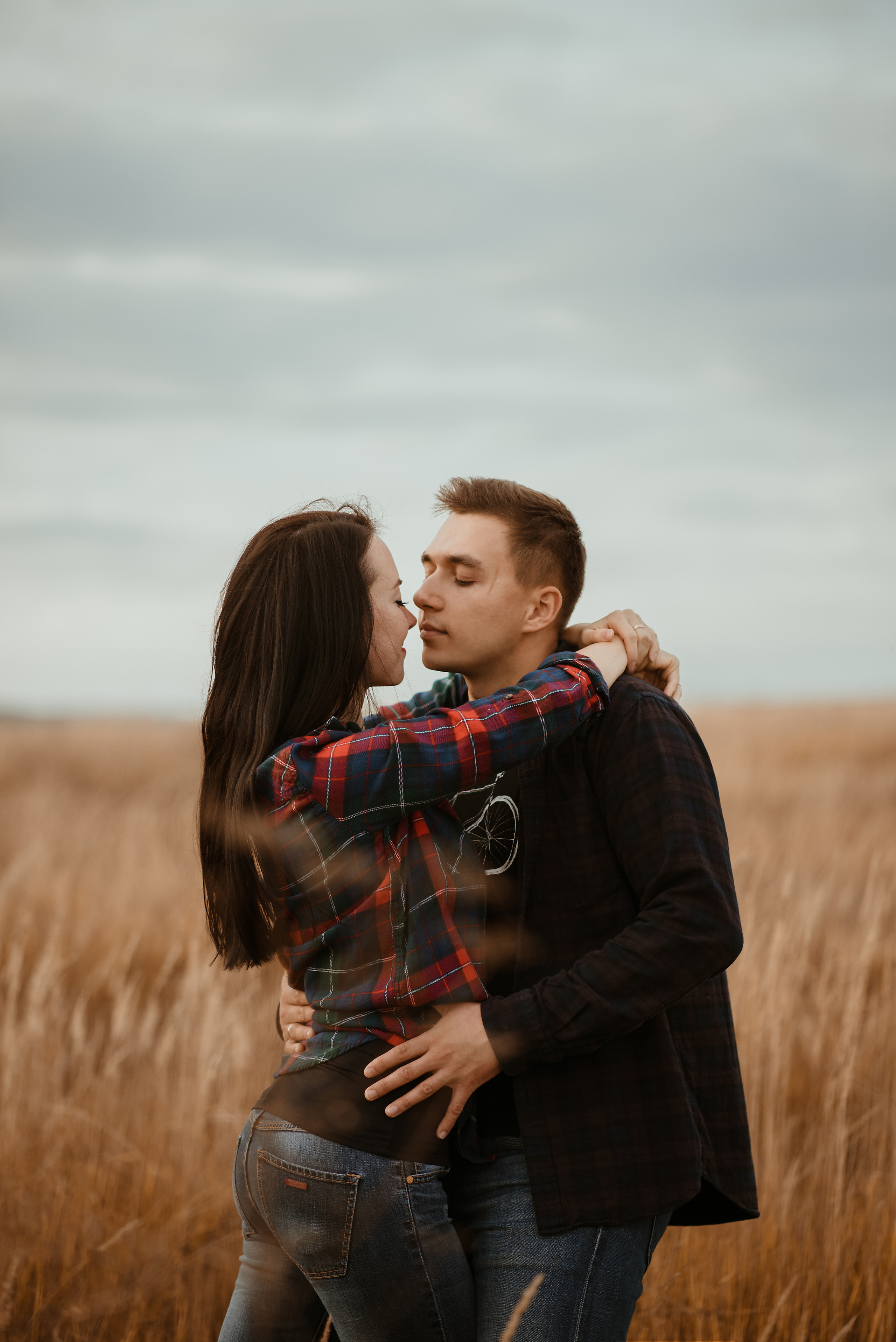 Уютная фотосессия пары на деревенской дороге в клетчатых рубашках. Портретная фотосъемка. Прогулка в поле ржи. Love Story