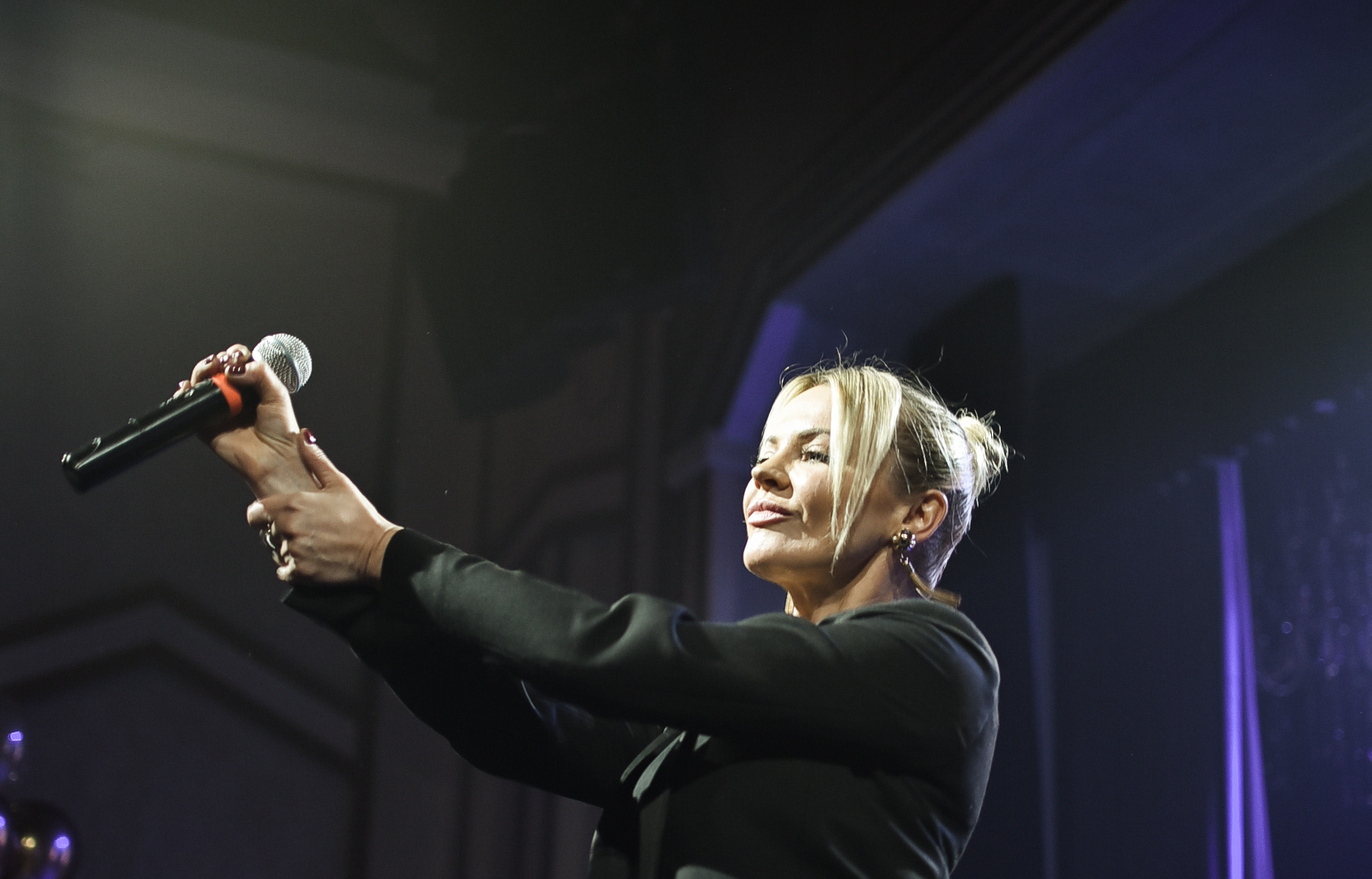 Ирина Ортман на премии, на сцене поет