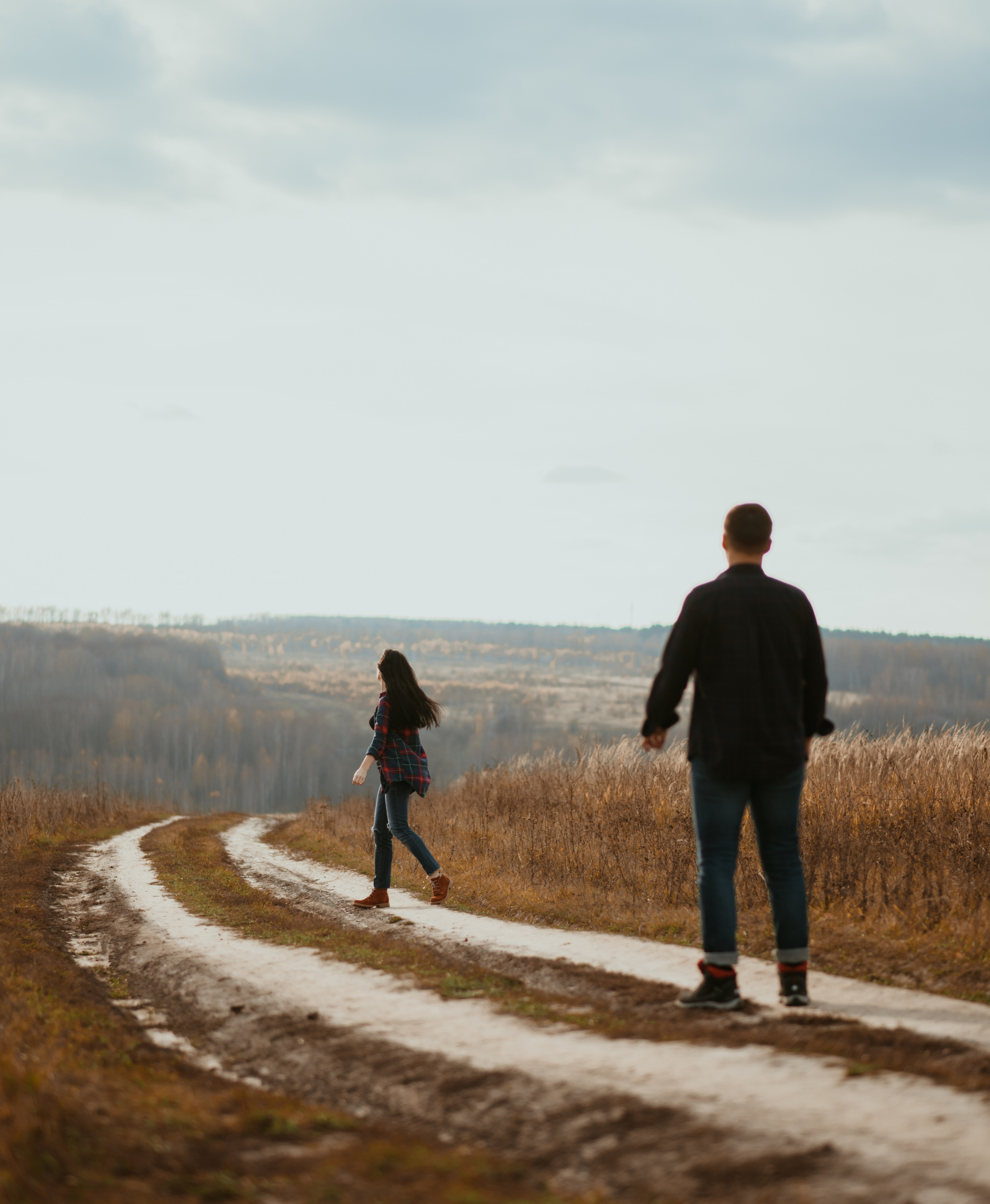 Уютная фотосессия пары на деревенской дороге в клетчатых рубашках. Портретная фотосъемка. Прогулка