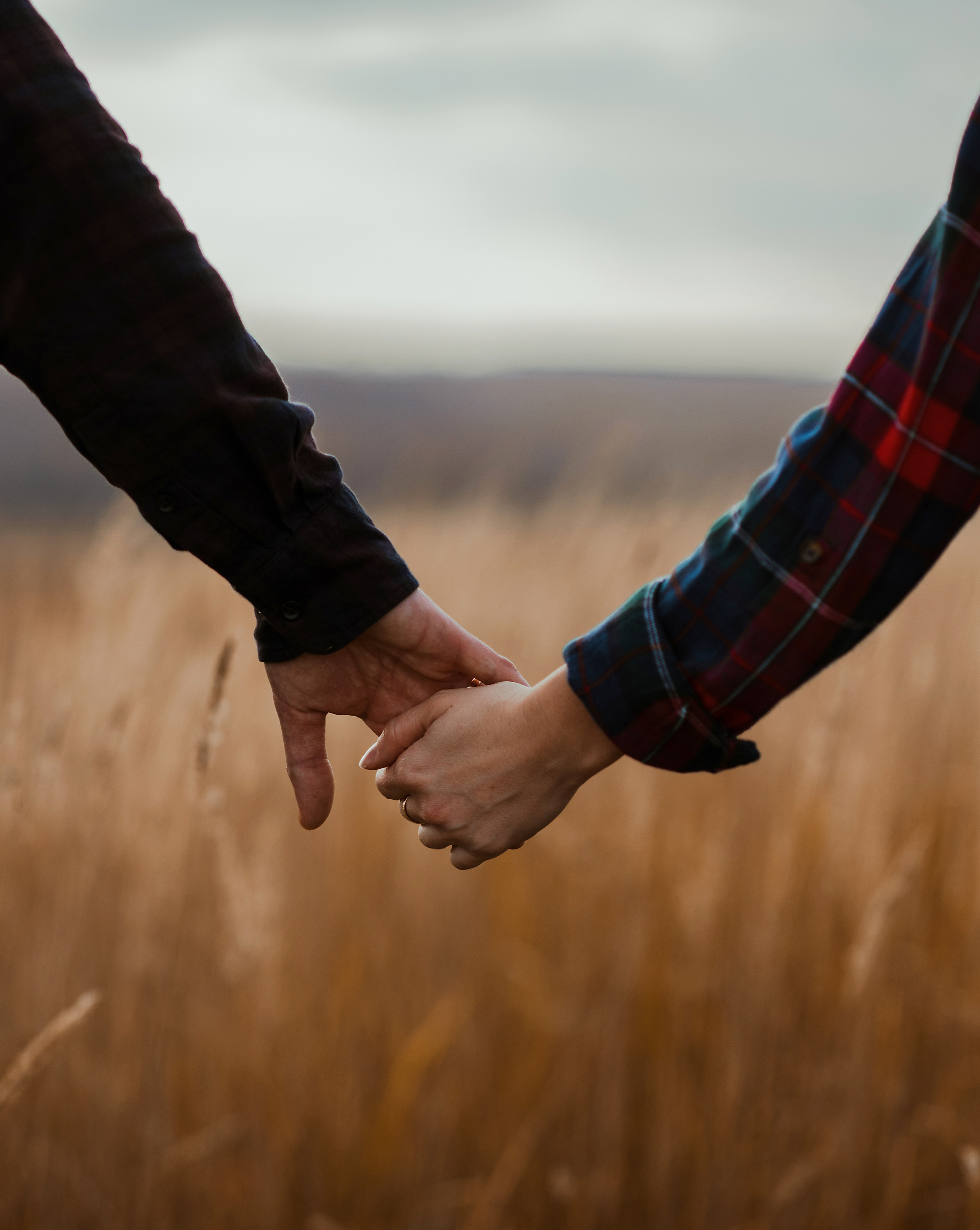 Уютная фотосессия пары на деревенской дороге в клетчатых рубашках. Портретная фотосъемка. Прогулка в поле ржи. Love Story