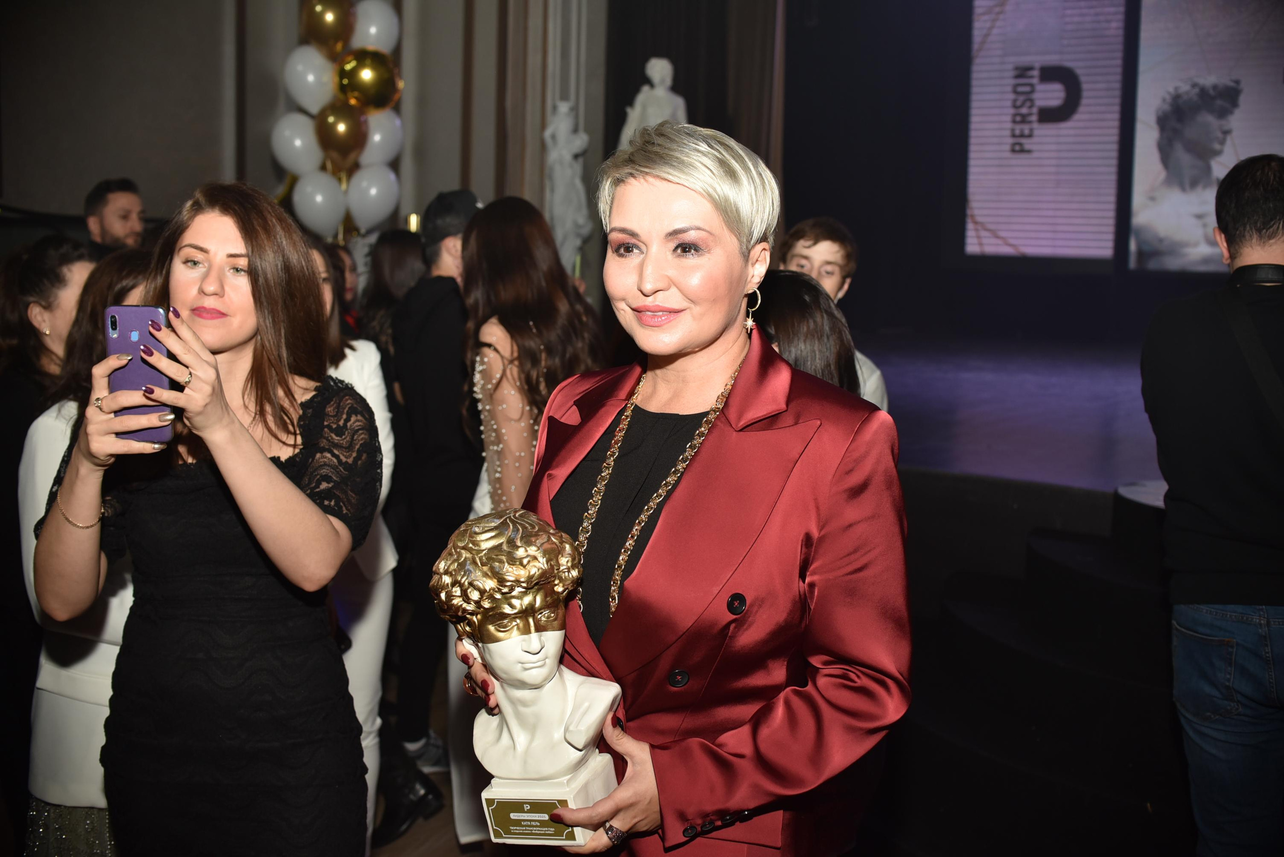 Катя Лель на премии, на сцене поет