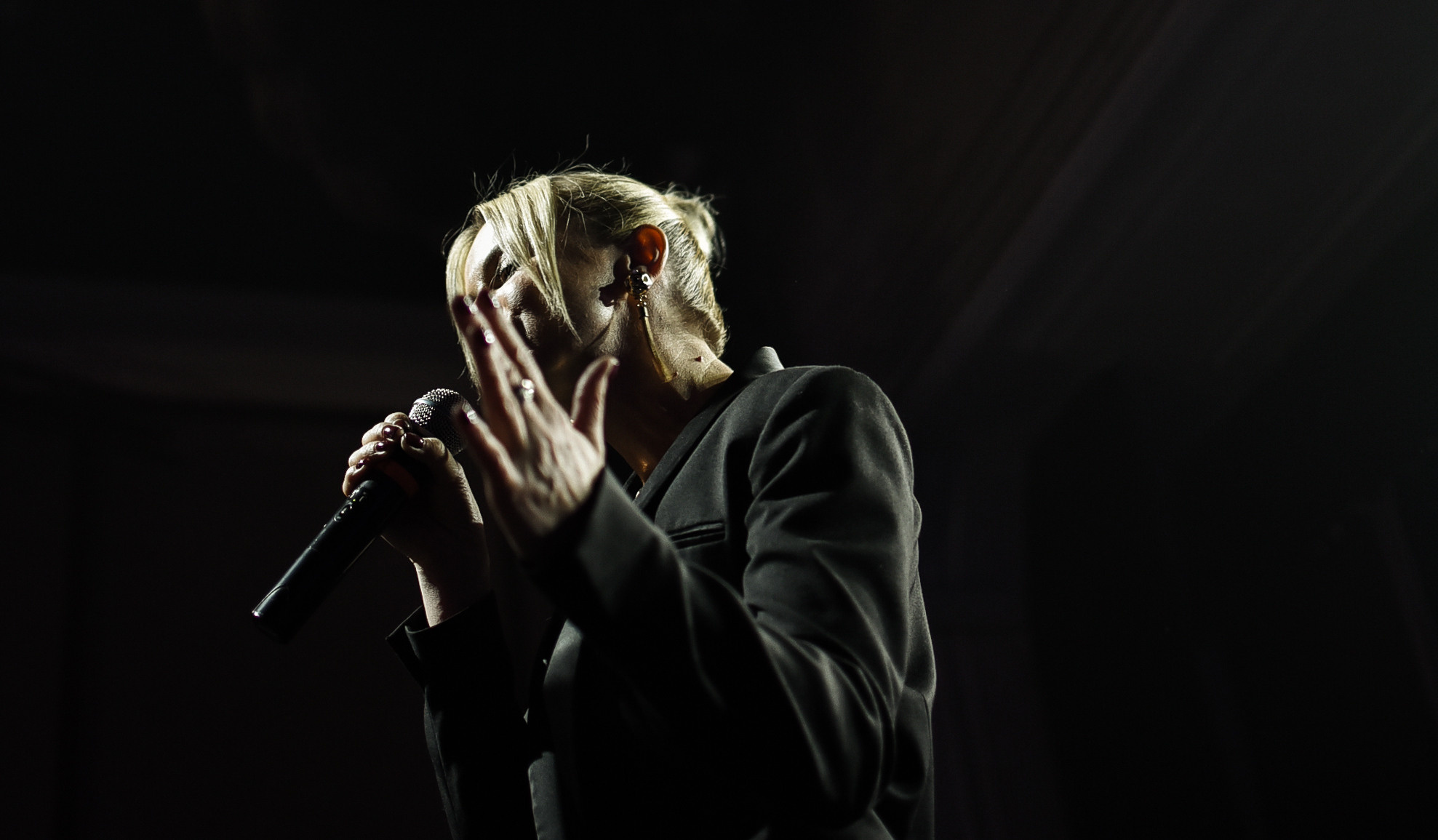 Ирина Ортман на премии, на сцене поет