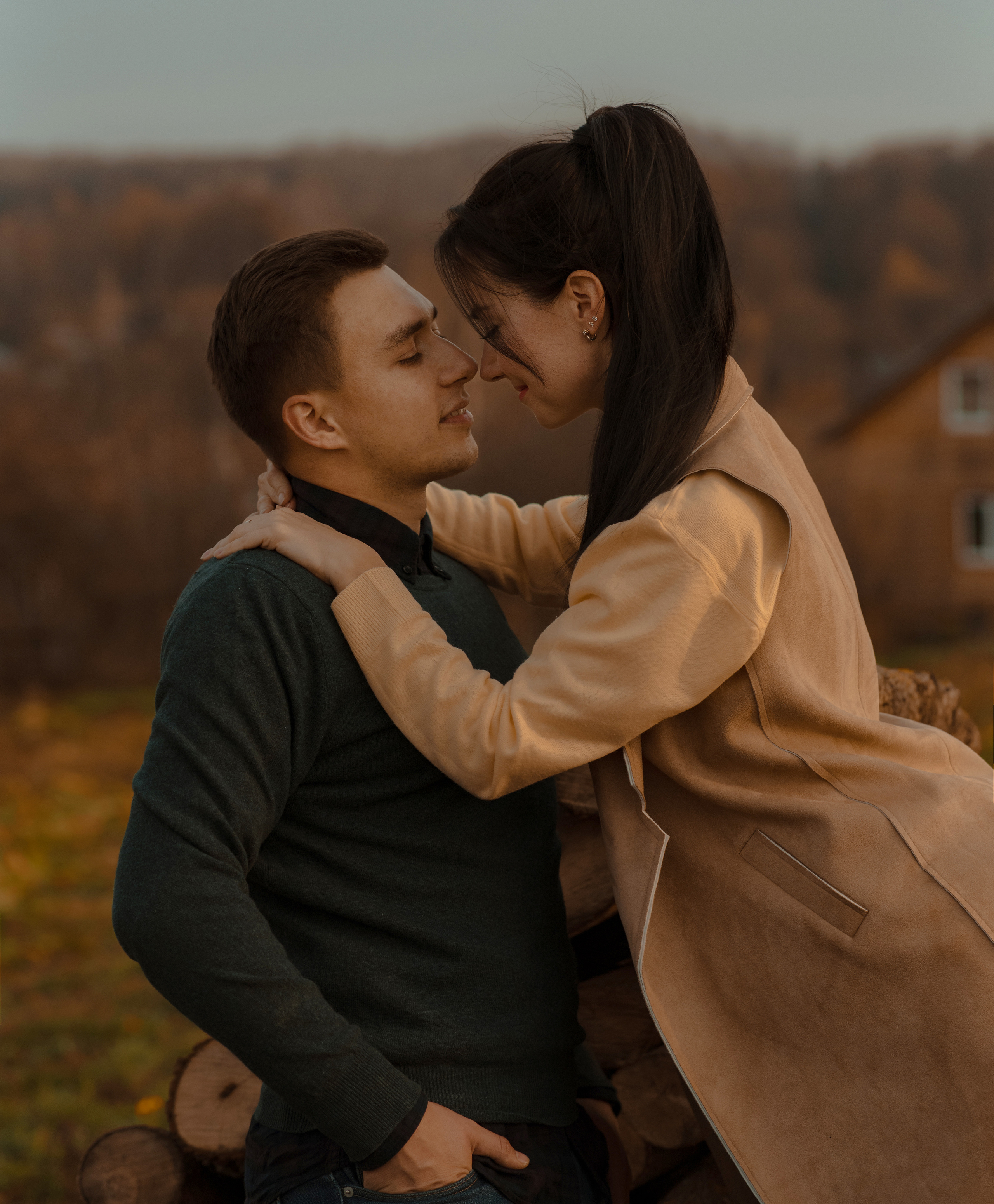 Фотосессия пары в поле ржи. Нежные объятия, смех. Love Story