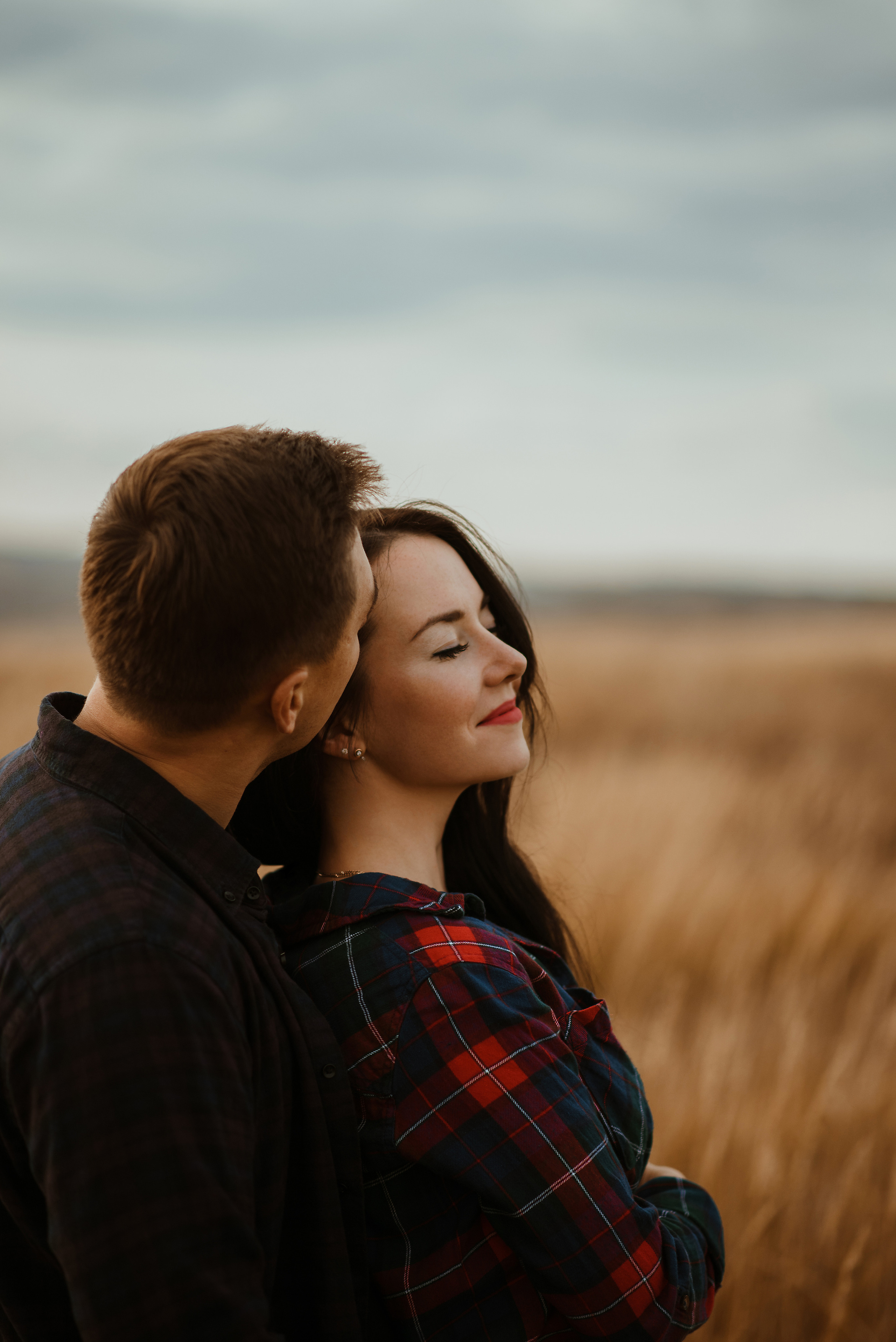 Уютная фотосессия пары на деревенской дороге в клетчатых рубашках. Портретная фотосъемка. Прогулка. Нежные объятия в поле ржи. Love Story