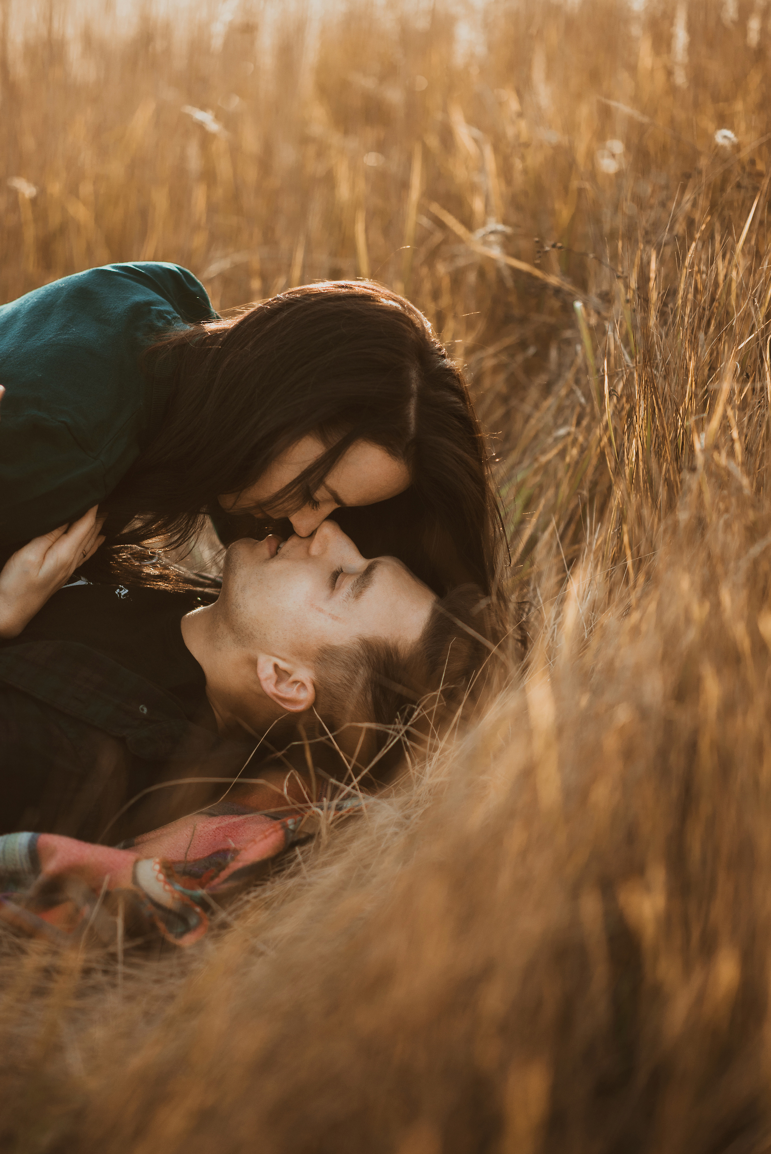 Фотосессия пары в поле ржи. Нежные объятия, смех. Love Story