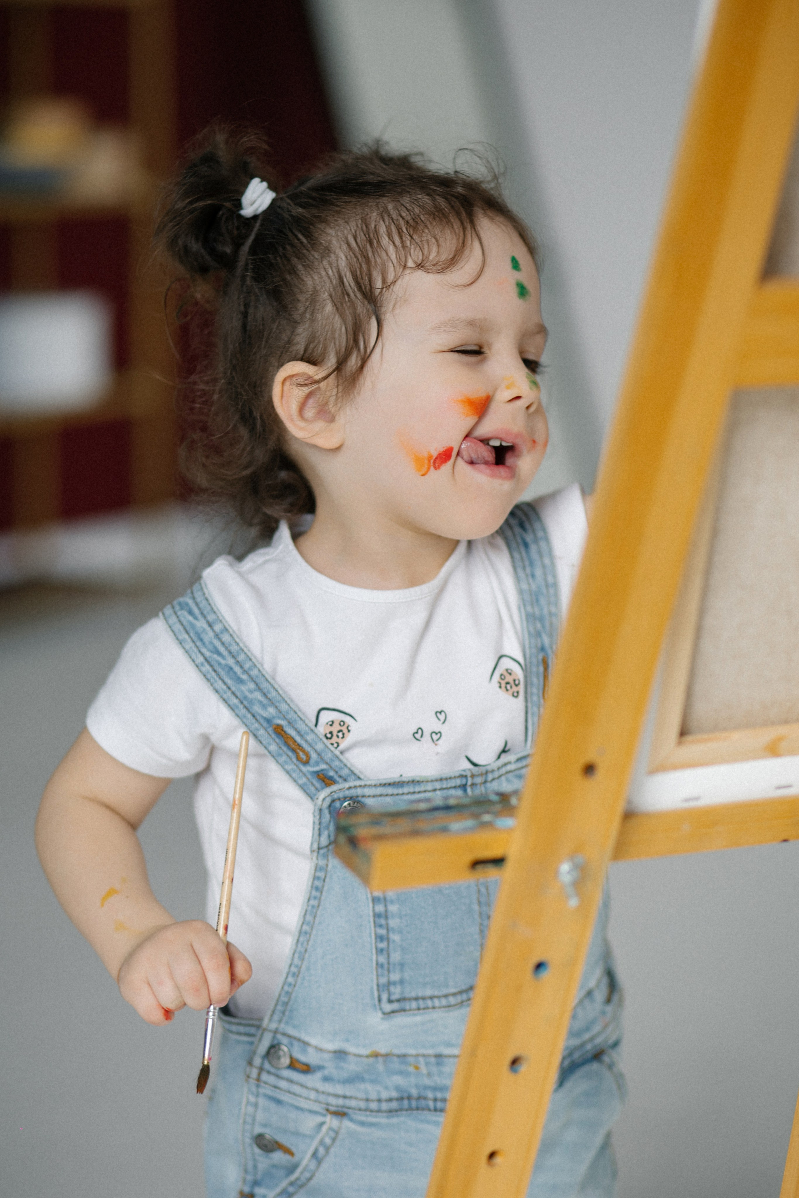 Весёлая семейная фотосессия: краски на лице, кривляние. Алексей Клещинов ловит эмоции