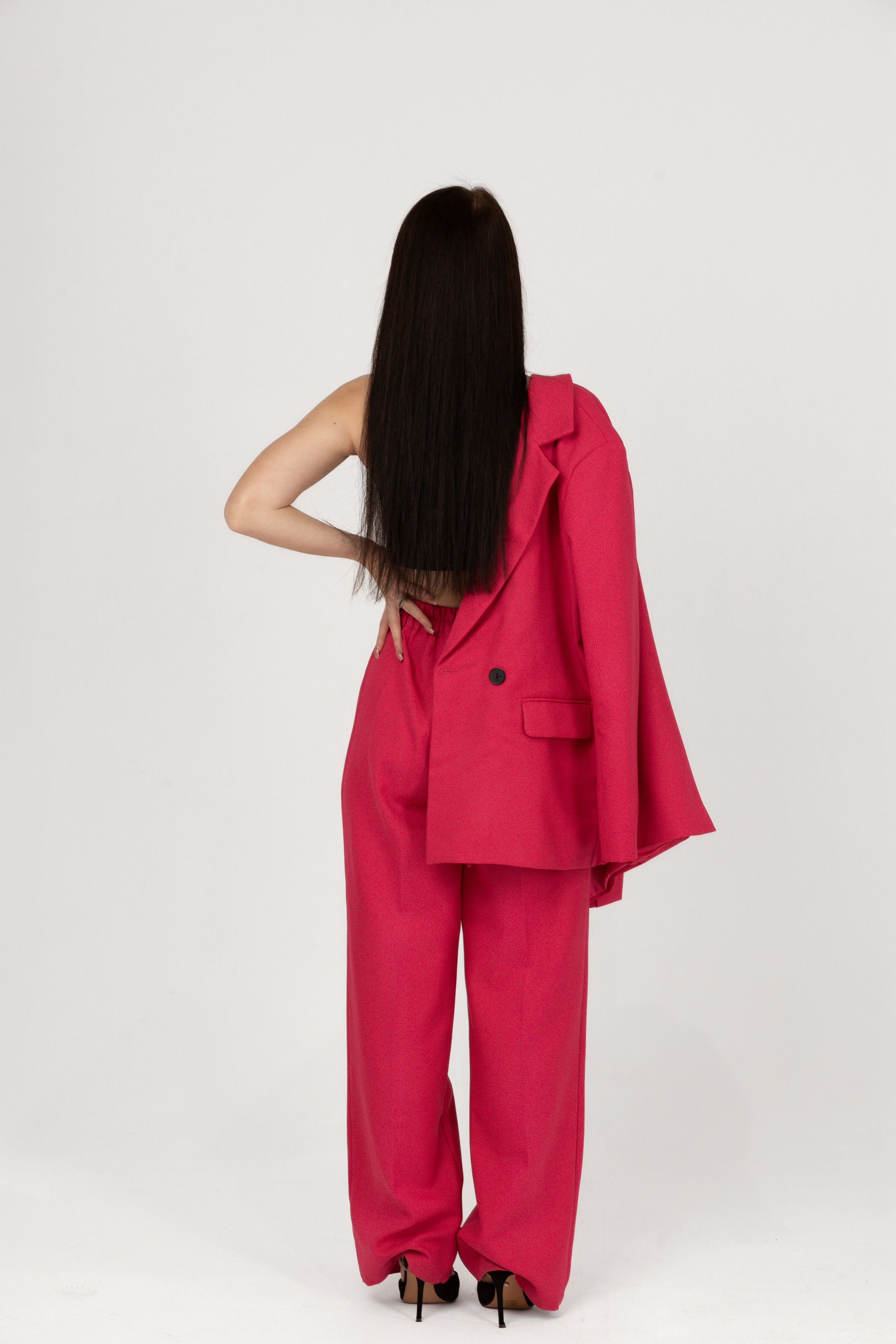 Фотосессия в розовом костюме в студии