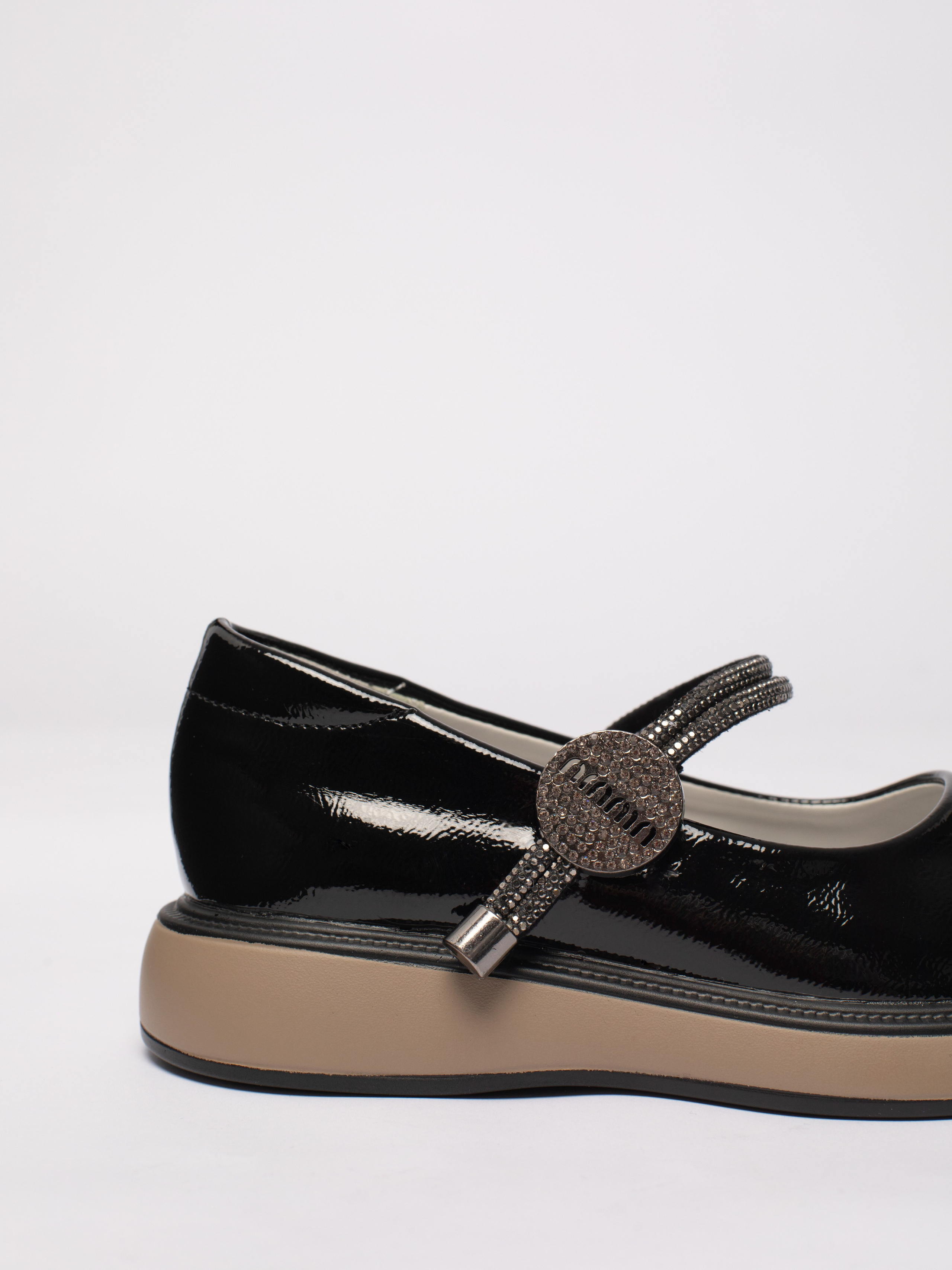 Школьные туфли. Фотостудия предметной и модельной съёмки для маркетплейсов