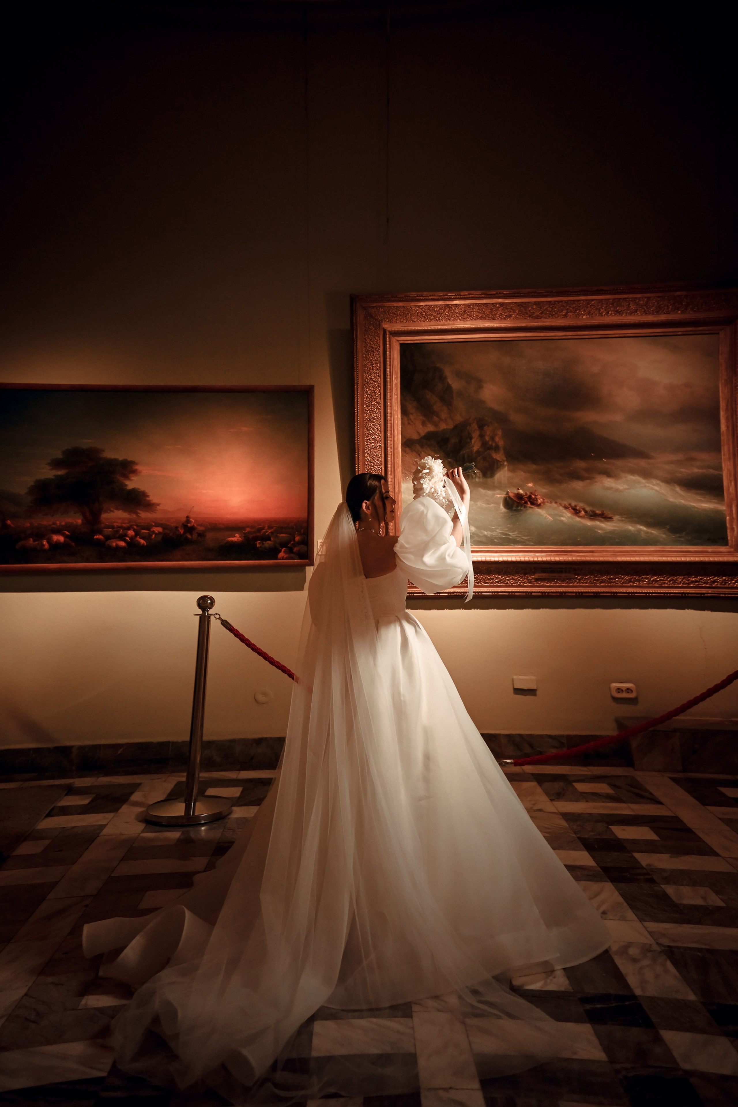 Небольшая свадебная серия в музее и прогулкой под дождем Эльмиры и Ризата. Свадебный, семейный, детский, контент фотограф в Омске Максим Ильин