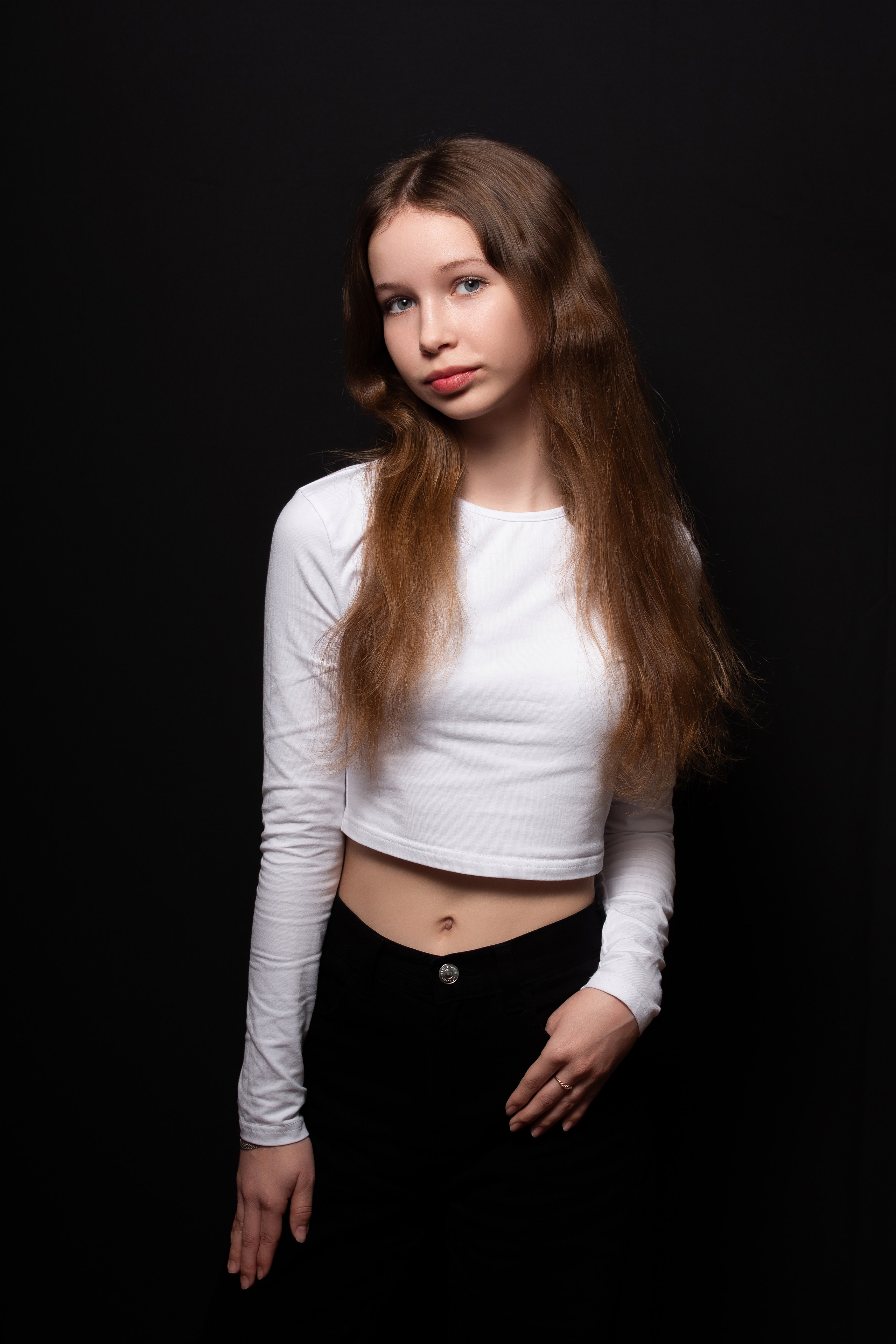 Портретная фотосессия для учеников 9 класса на чёрном фоне | Школьный фотограф Николай Богатырёв | Твой альбом / Твои правила. ТВОЙ АЛЬБОМ / ТВОИ ПРАВИЛА