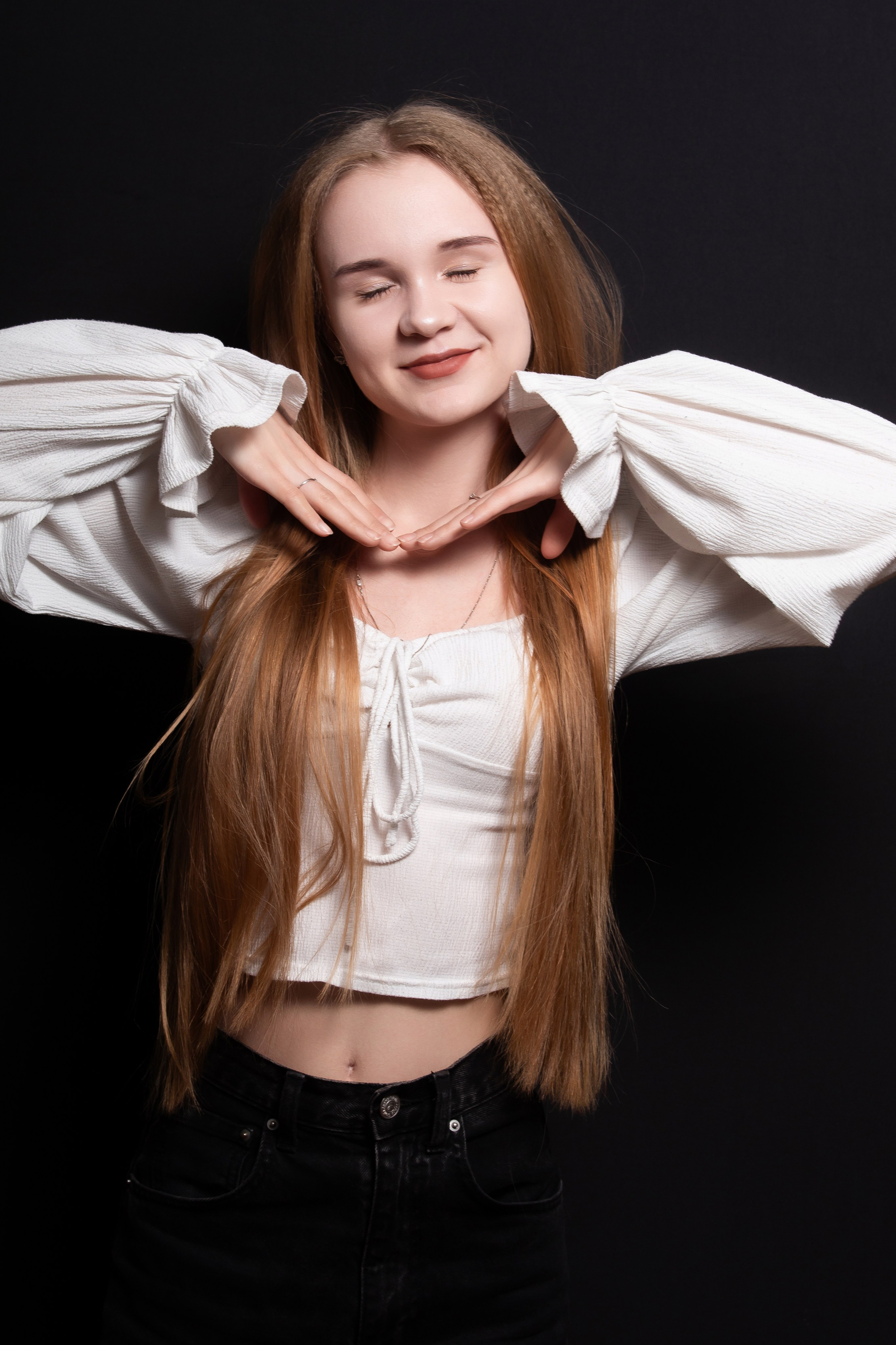 Портретная фотосессия для учеников 9 класса на чёрном фоне | Школьный фотограф Николай Богатырёв | Твой альбом / Твои правила. ТВОЙ АЛЬБОМ / ТВОИ ПРАВИЛА