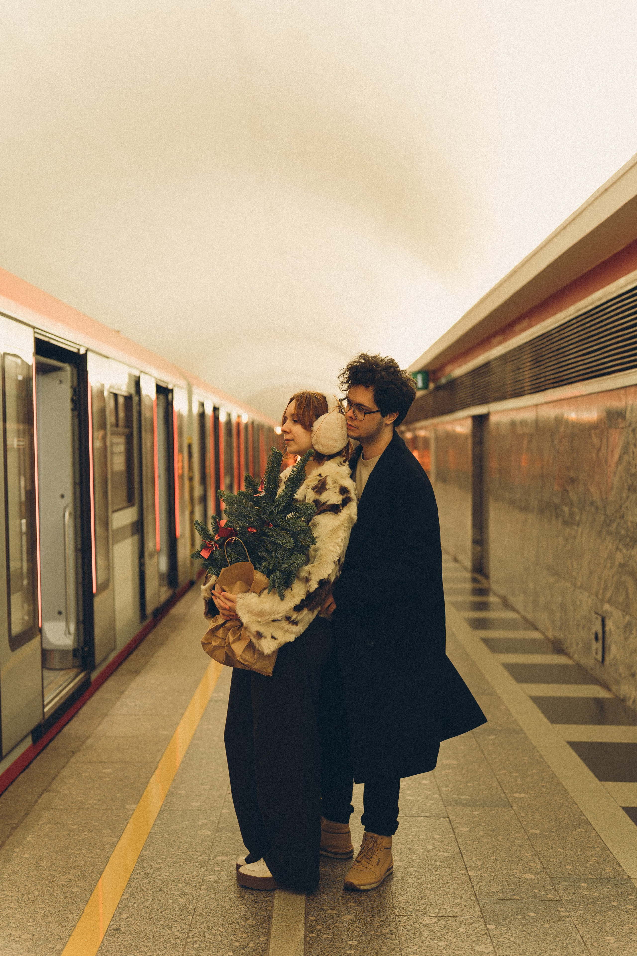 НОВОГОДНЯЯ ФОТОСЕСИИЯ ПАРЫ В МЕТРО ЛЮБОВЬ. Профессиональный фотограф, Санкт-Петербург — Виктория Богомолова