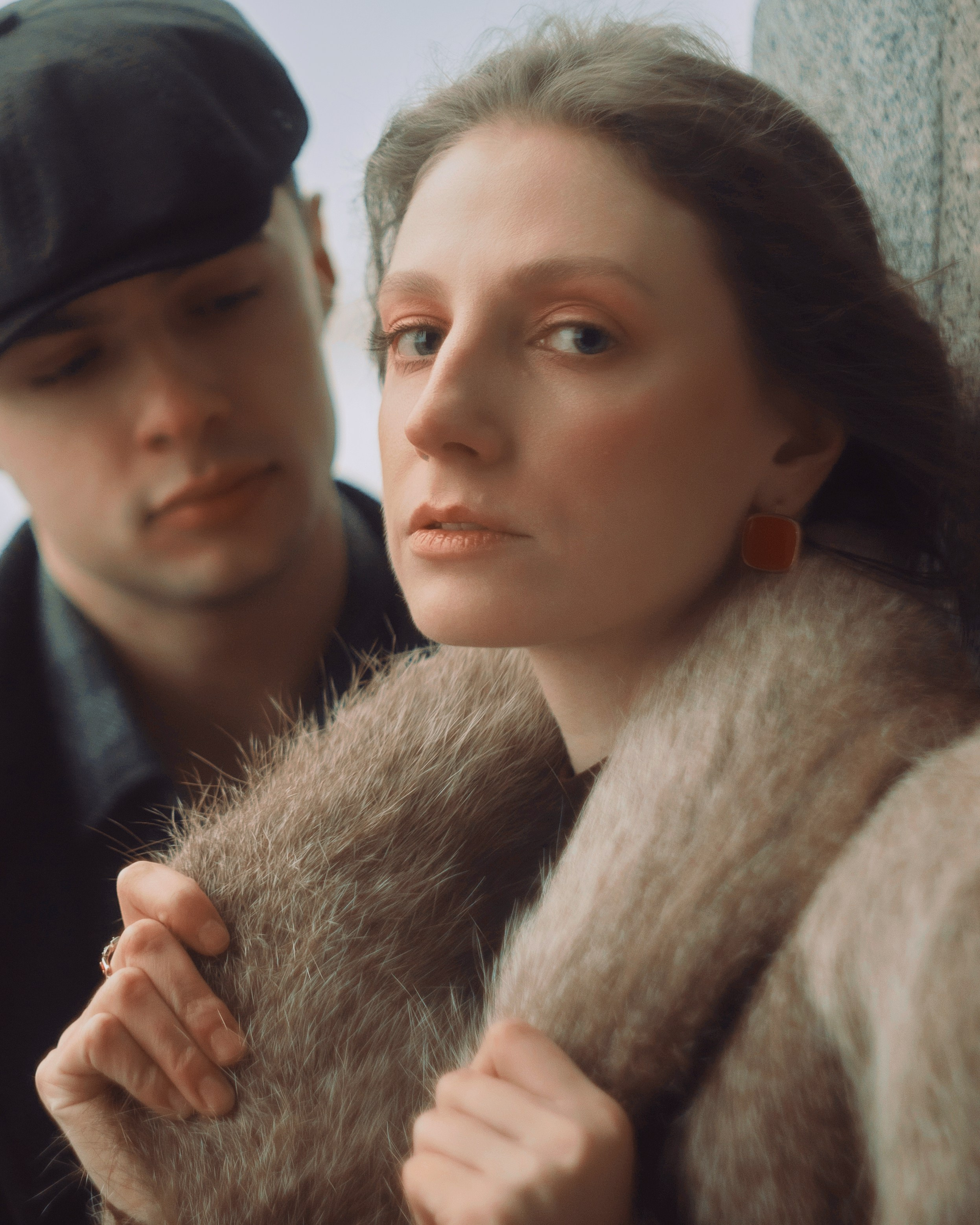 Крупный портрет пары на улице, авторская love story фотосессия с винтажным настроением и мягкой кинематографичной обработкой