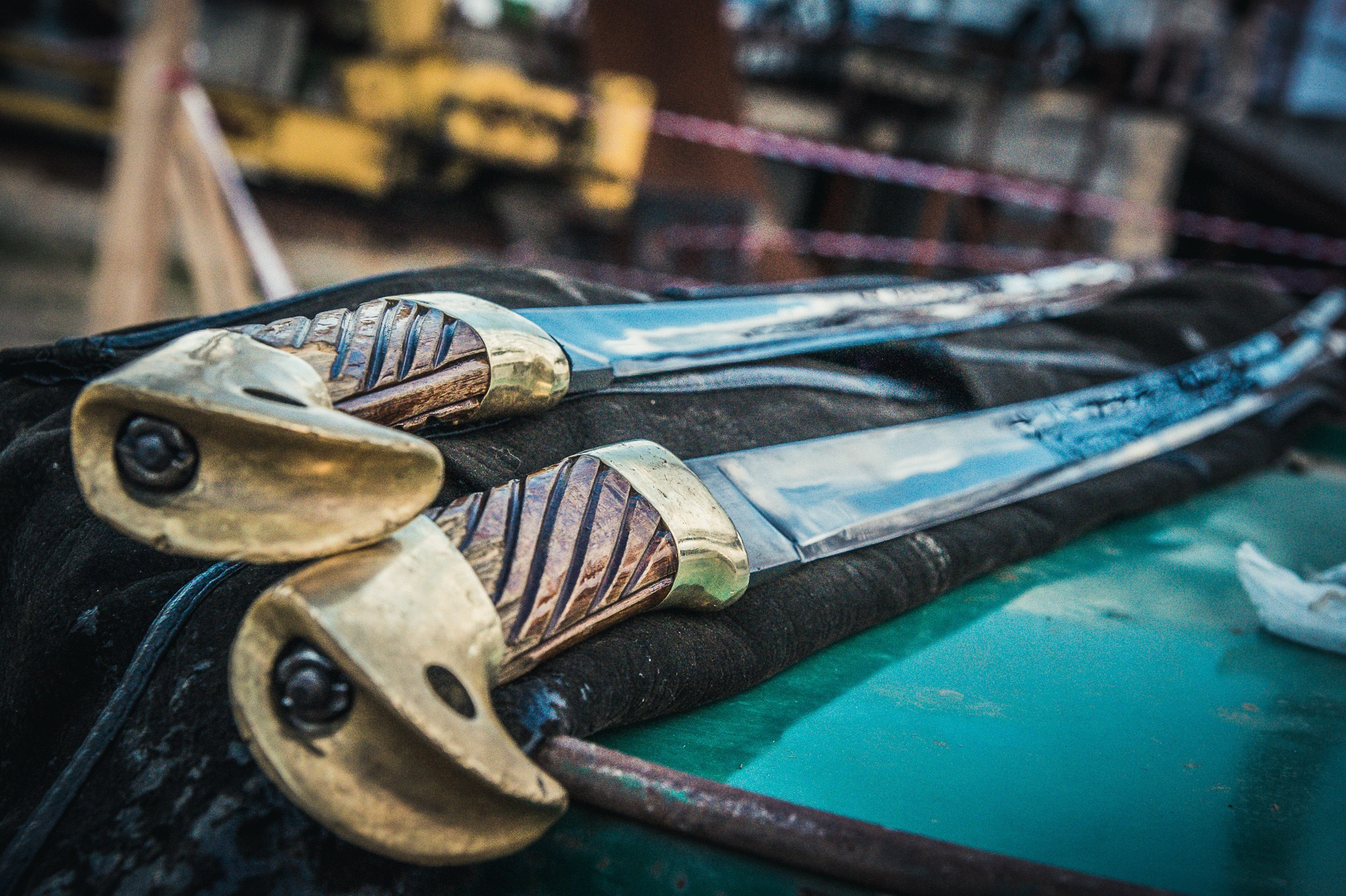 Казачьи шашки лежат на столе