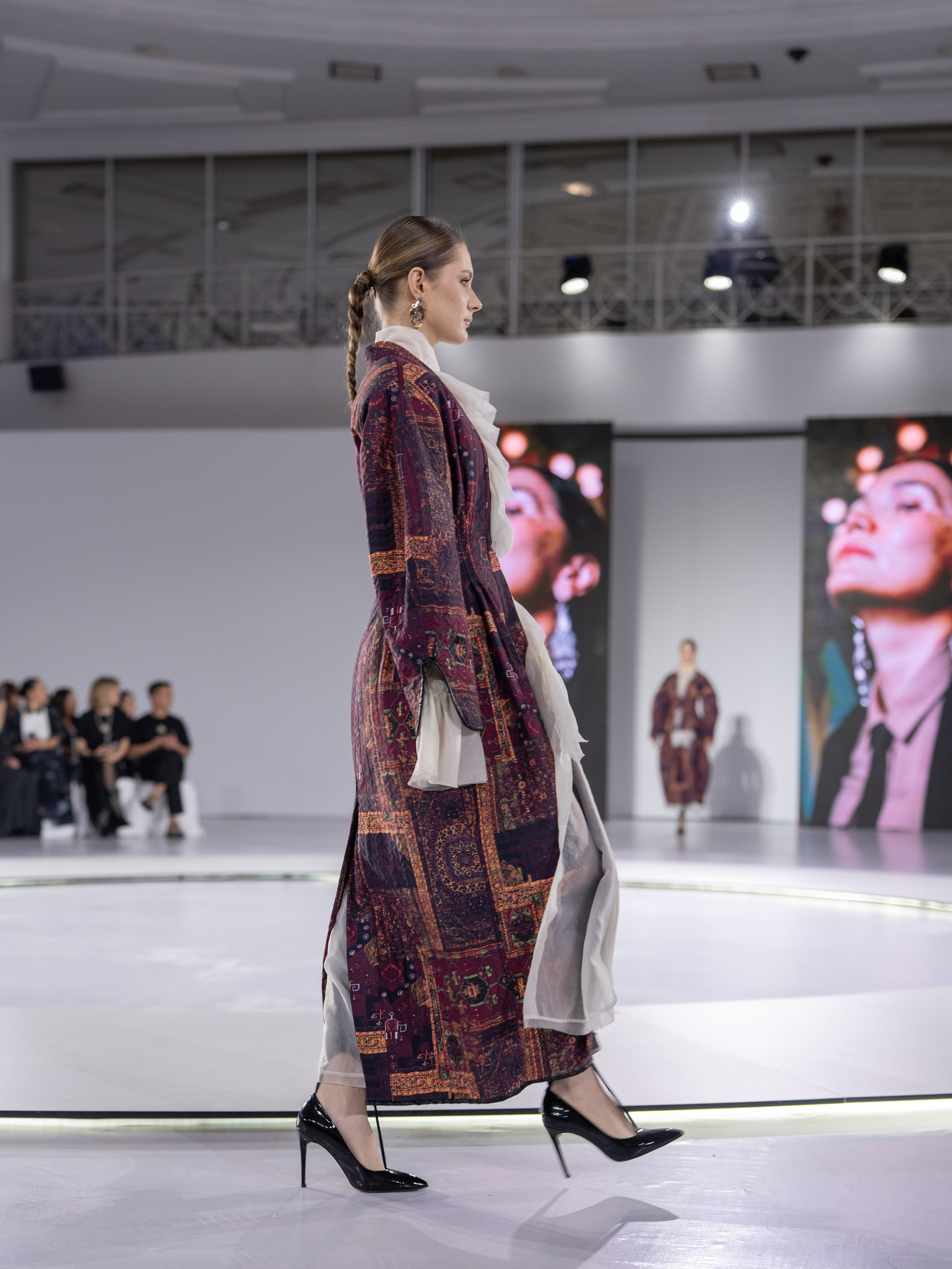 Дизайнер Aida Kaumenova. Сайт Алматинского НЮ АРТ, будуар и фэшн фотографа Дениса Карпенко