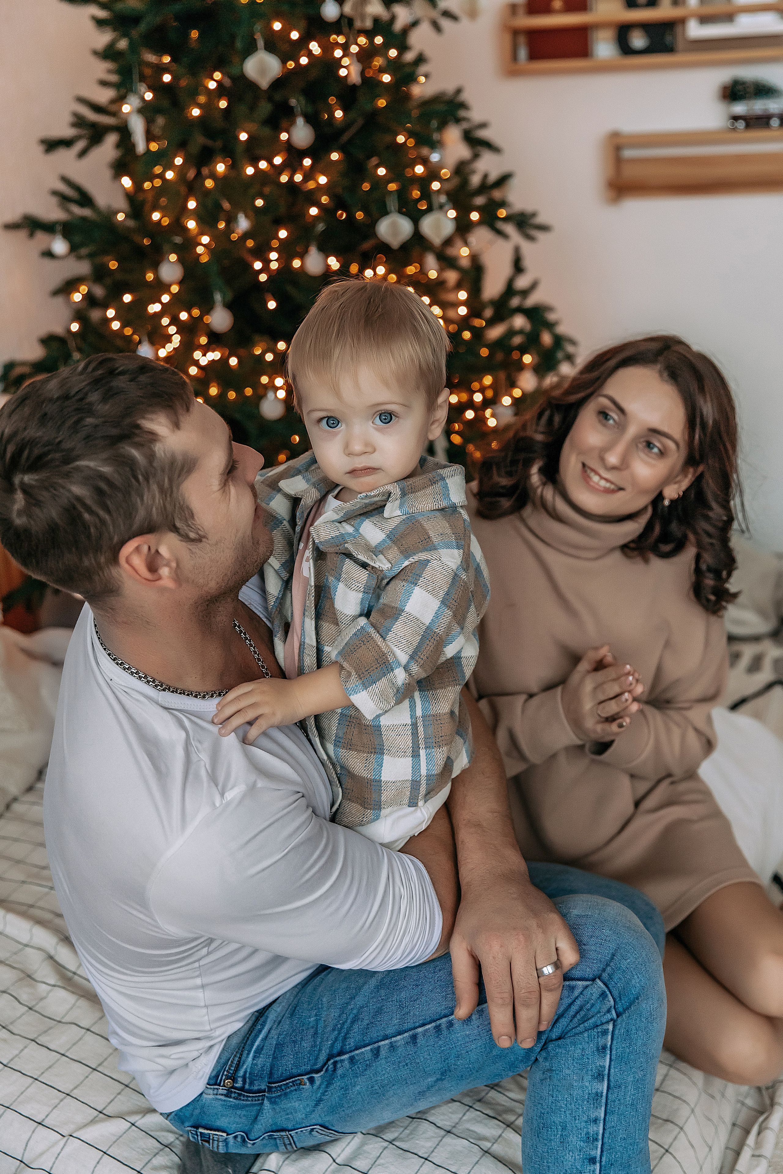 Никита с мамой и папой в детской фотостудии. Детский и семейный фотограф в Красноярске Юлия Бирюкова