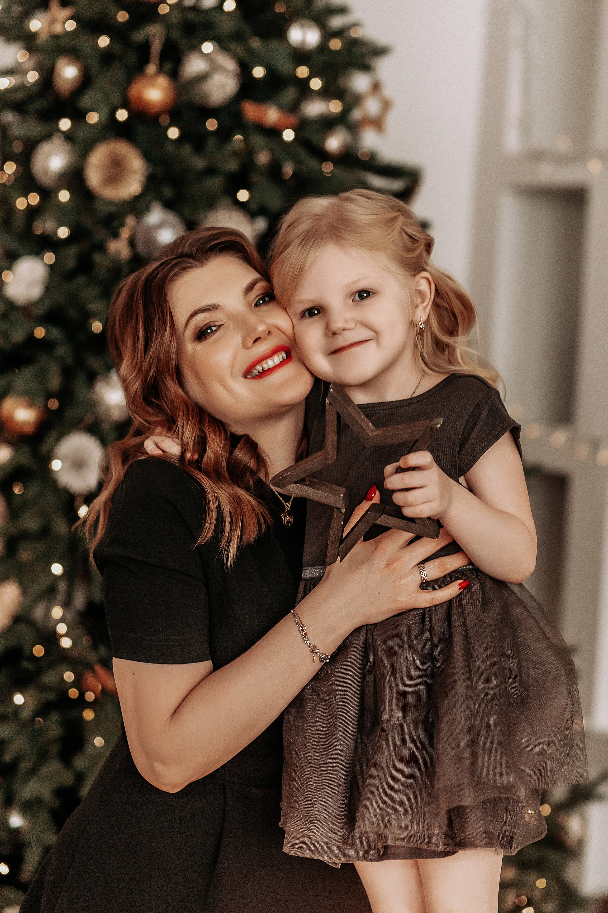 Анна и неуловимая звездочка Злата в новогодних Историях. Детский и семейный фотограф в Красноярске Юлия Бирюкова