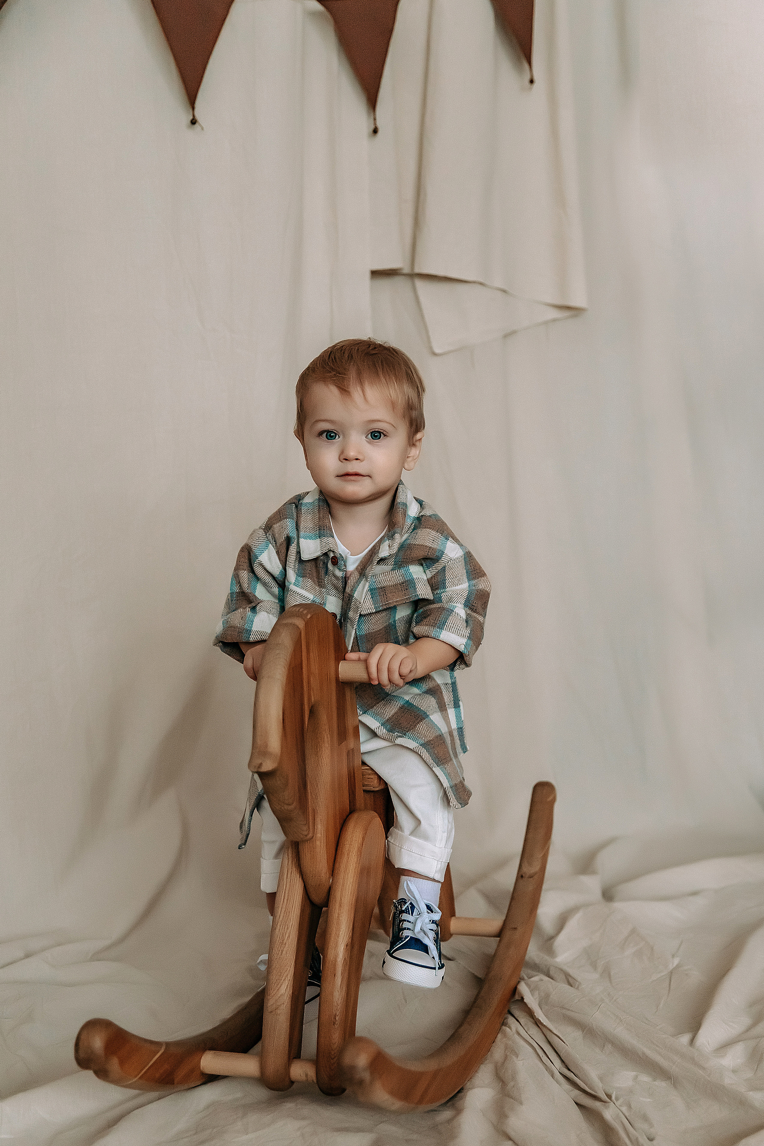 Никита с мамой и папой в детской фотостудии. Детский и семейный фотограф в Красноярске Юлия Бирюкова