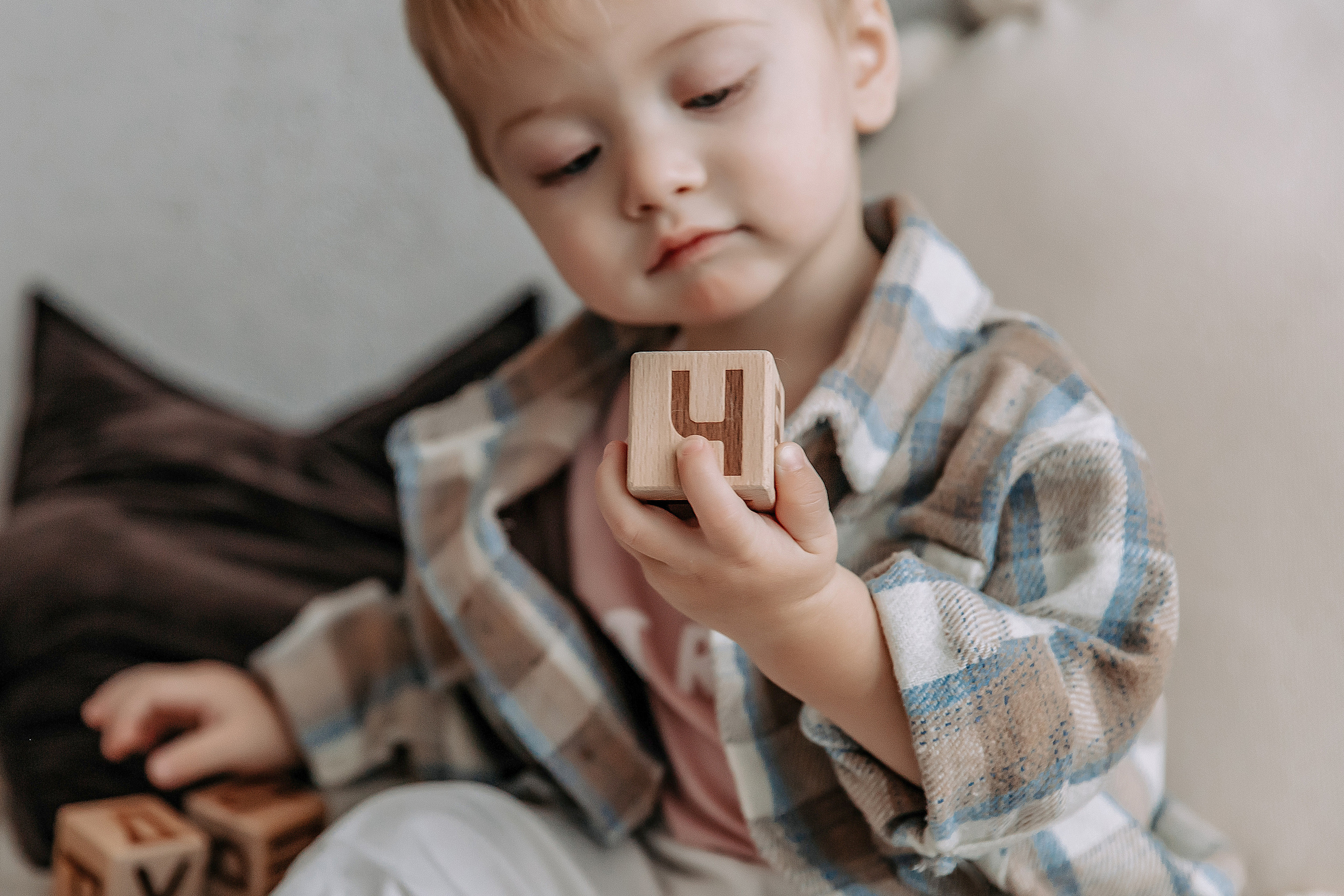 Никита с мамой и папой в детской фотостудии. Детский и семейный фотограф в Красноярске Юлия Бирюкова