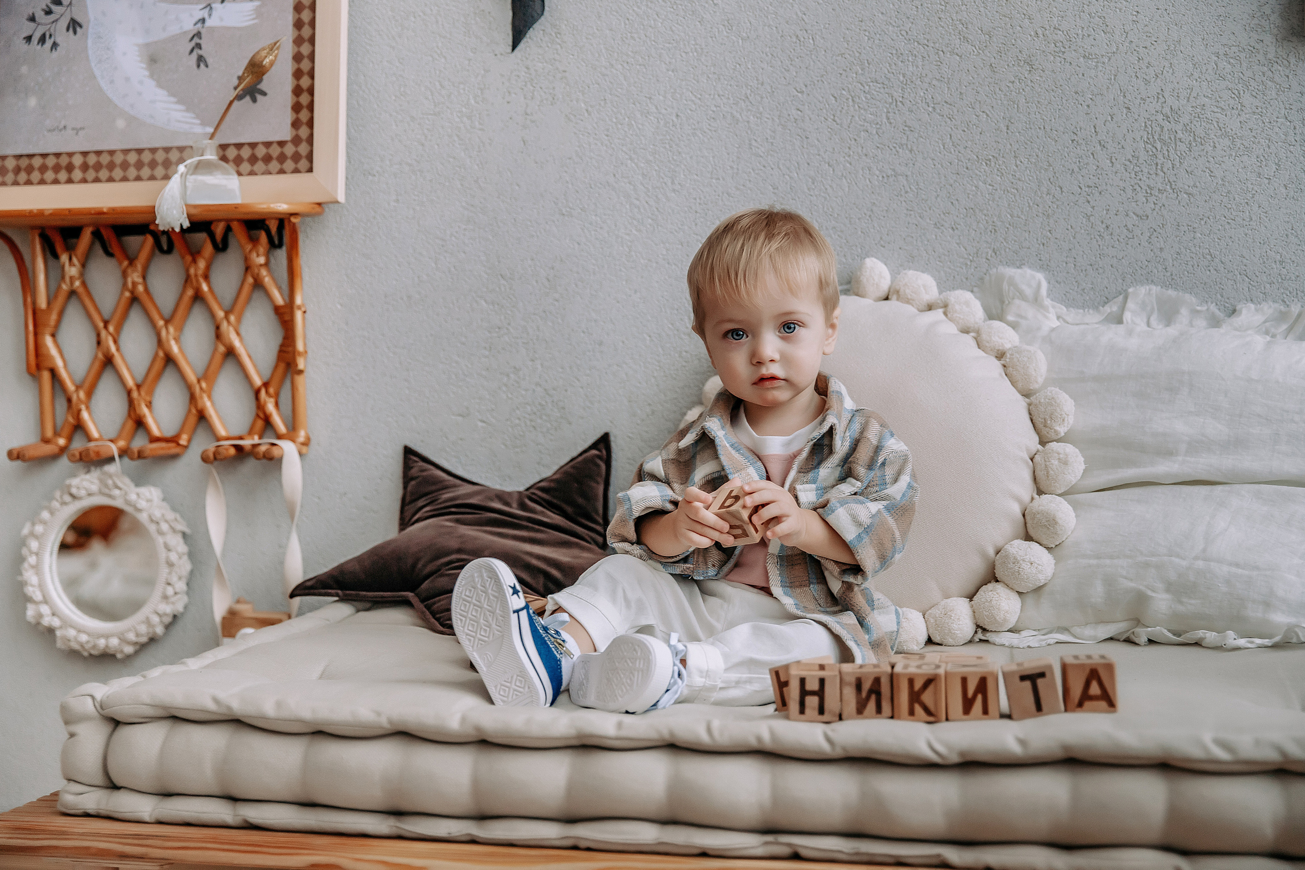 Никита с мамой и папой в детской фотостудии. Детский и семейный фотограф в Красноярске Юлия Бирюкова