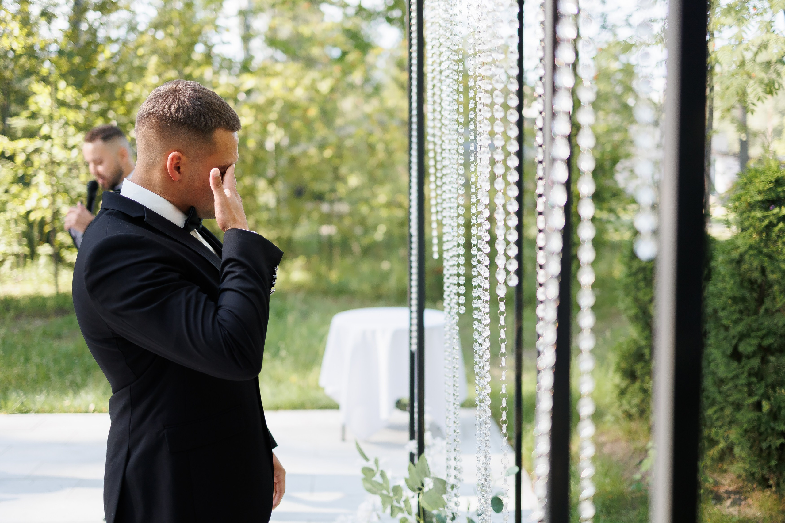 Жених плачет на выездной регистрации