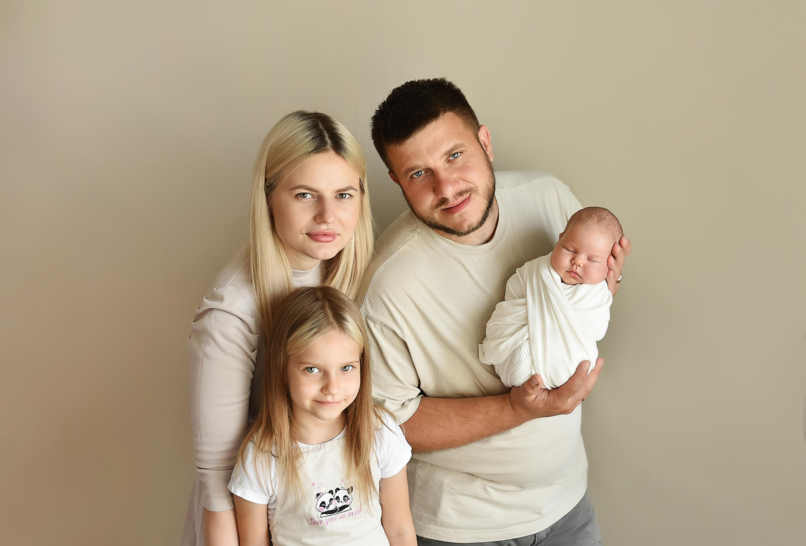 Фото с родителями. Фотограф новорожденных Кемерово Анастасия Шромова