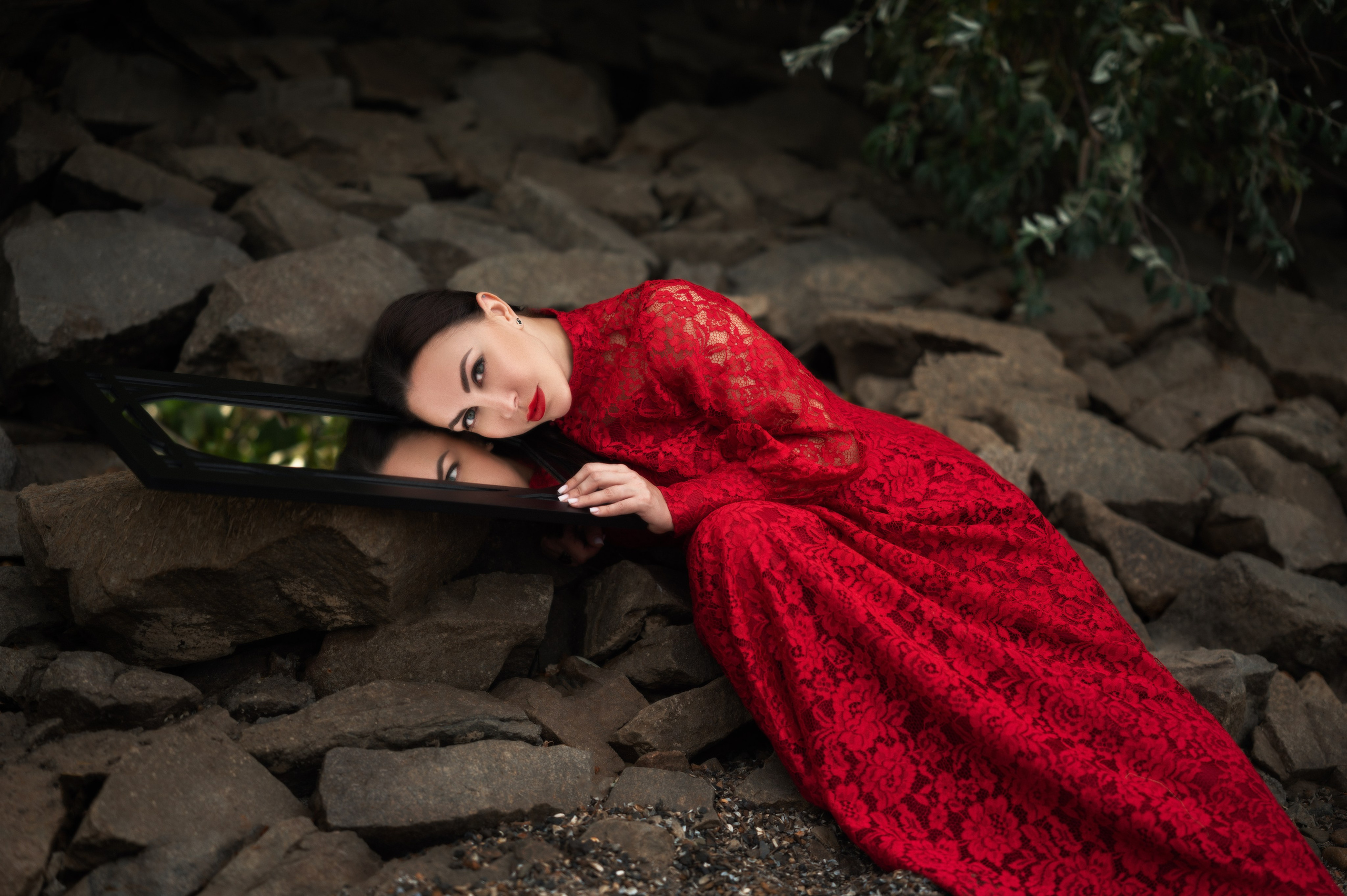 Портрет в природе: девушка в красном платье перед зеркалом. Зелёный лес, художественная постановка. Фото от Е. Жуйковой.