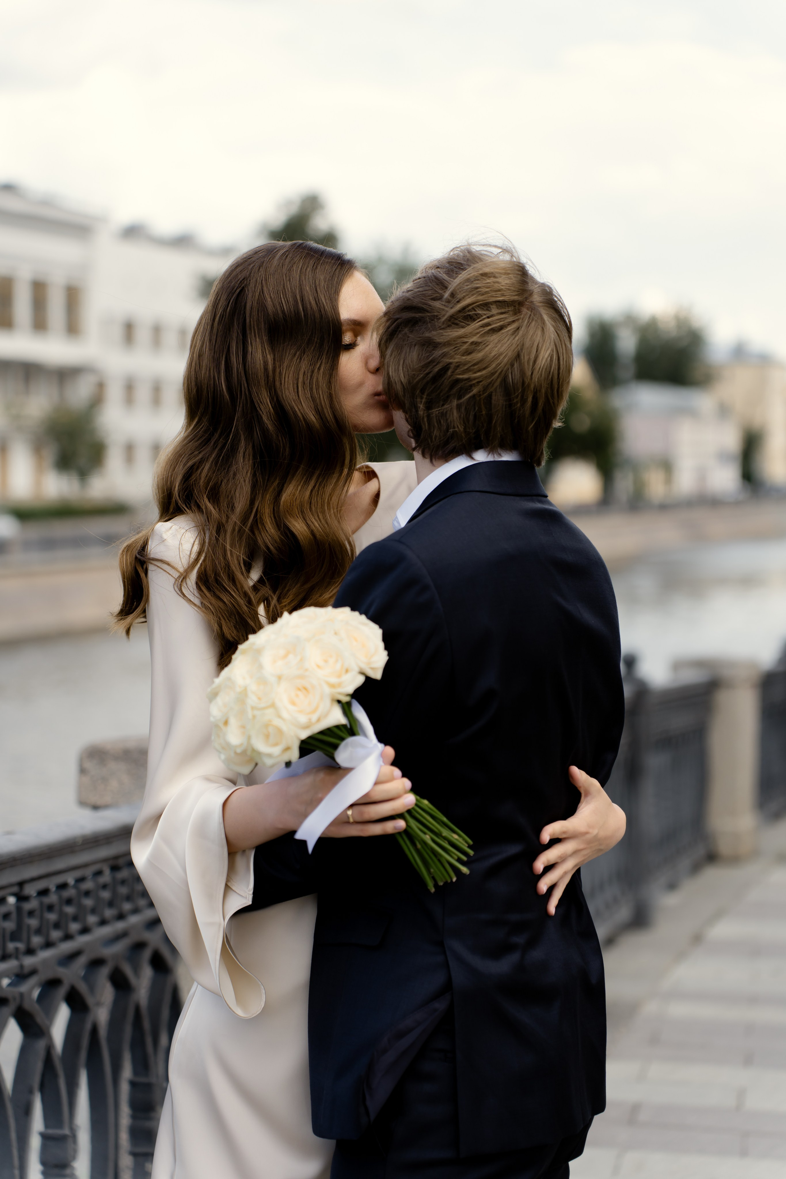 Невеста с женихом на набережной. Фотограф Москва. Свадебная фотосессия