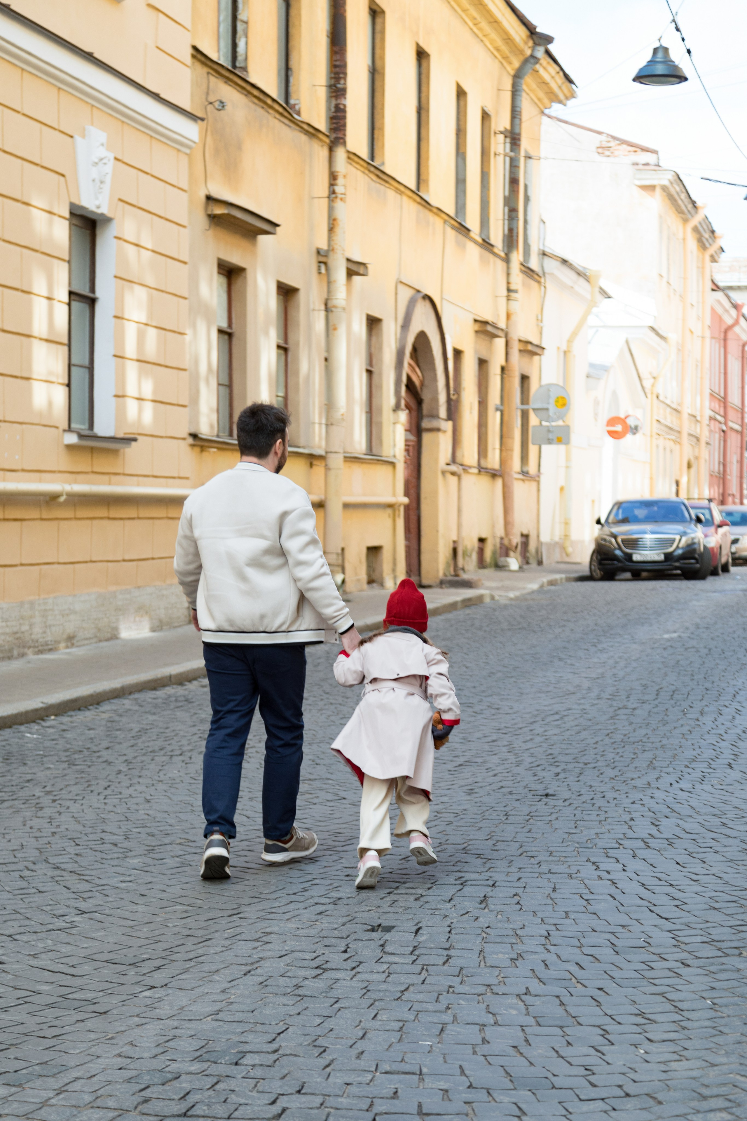 Весенняя фотопрогулка папы и дочки на Васильевском острове. Детский и контент фотограф Надя Волкова Санкт-Петербург