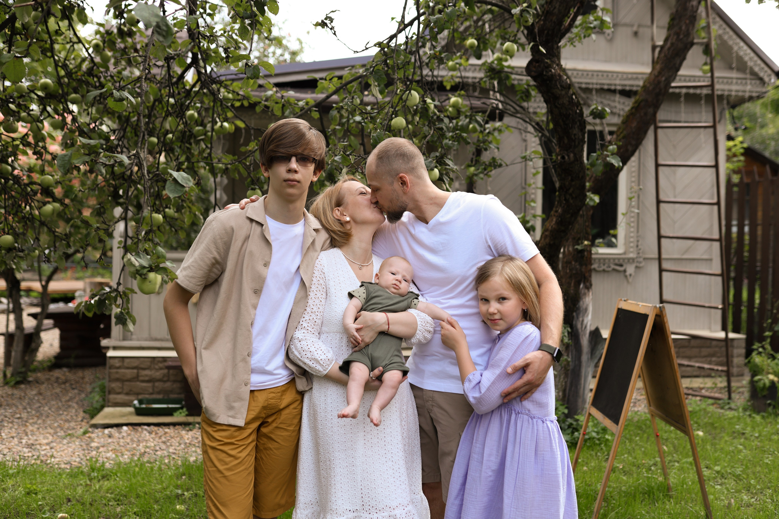 Семейная фотосессия в загородной студии. Фотограф в Железнодорожном и Балашихе