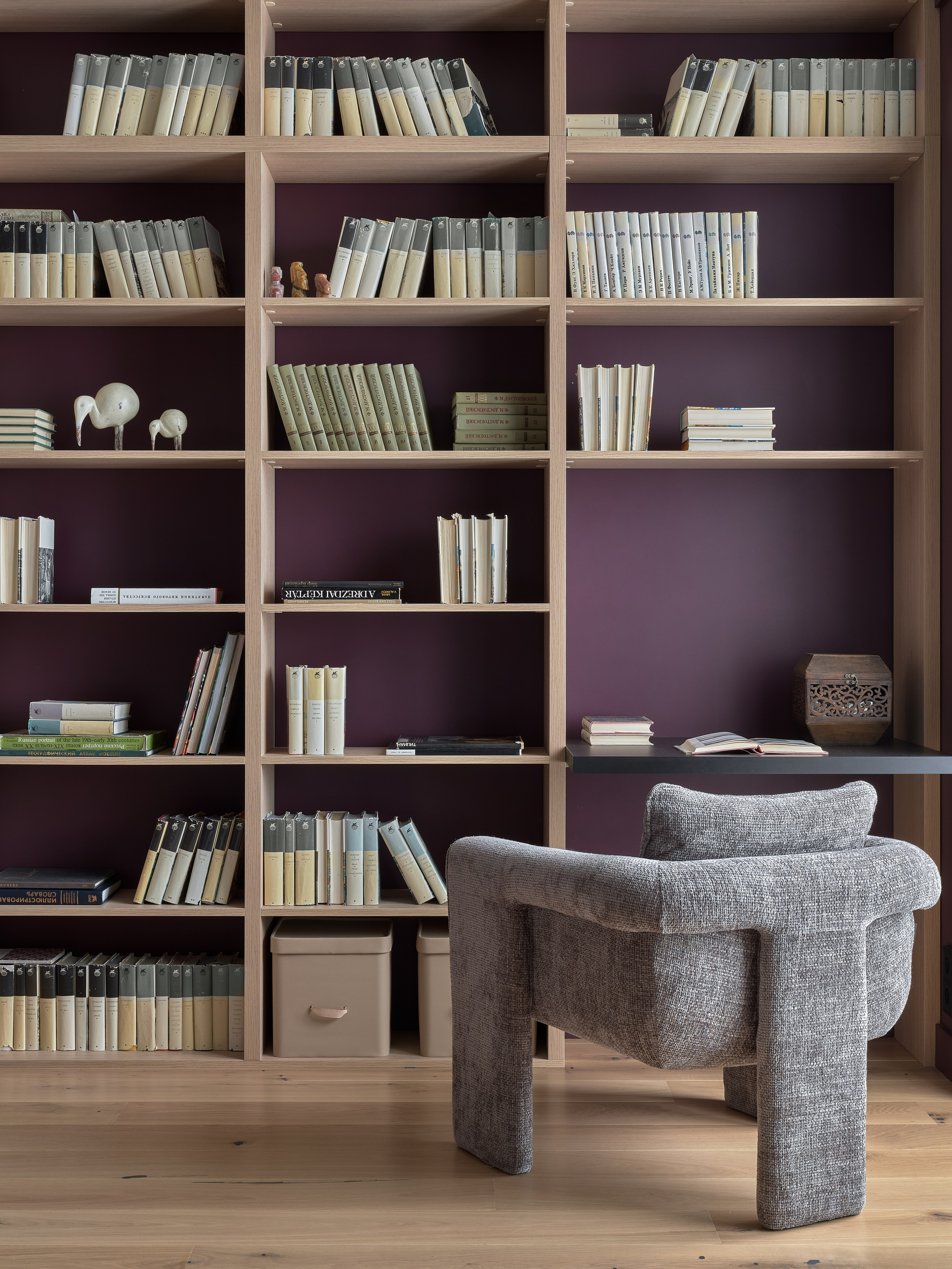 Светлое дерево и фиолетовые акценты. Фотограф Наталья Вершинина