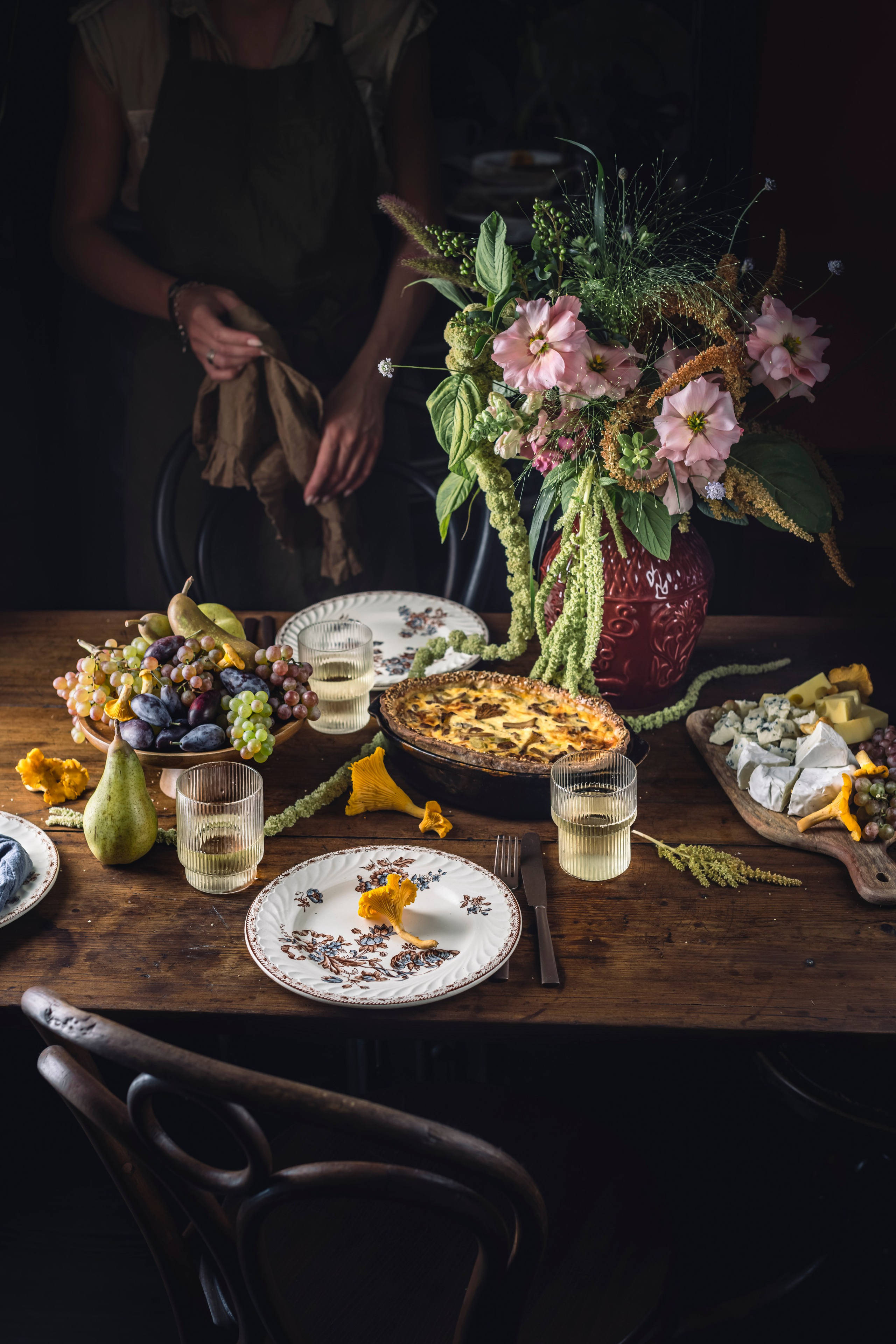 Киш с лисичками сервировка. Foodie Stories (гастрономические истории) рекламная фуд-фотосъёмка, Москва