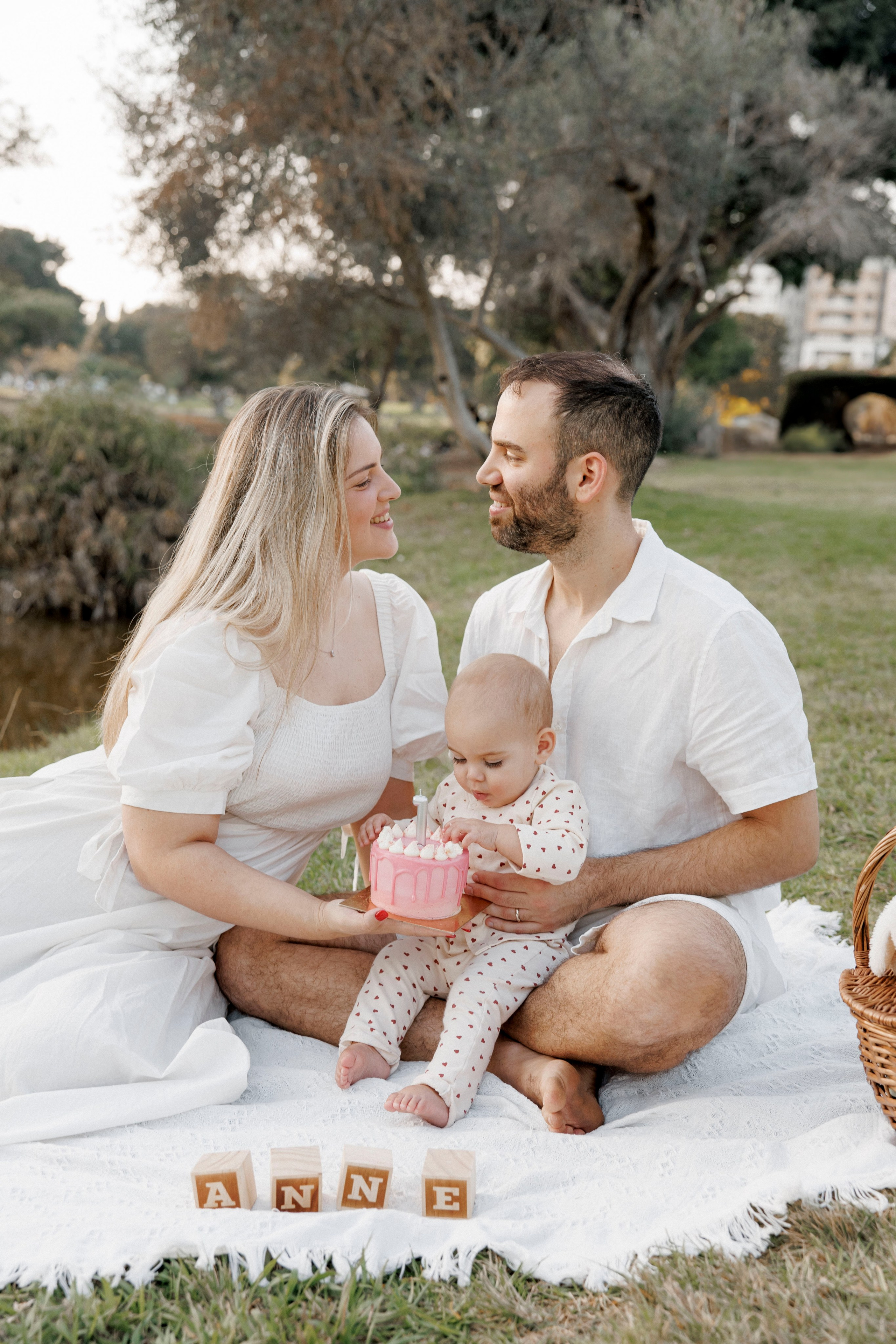 First year photoshoot inside the park (sunset). Wedding and family photographer