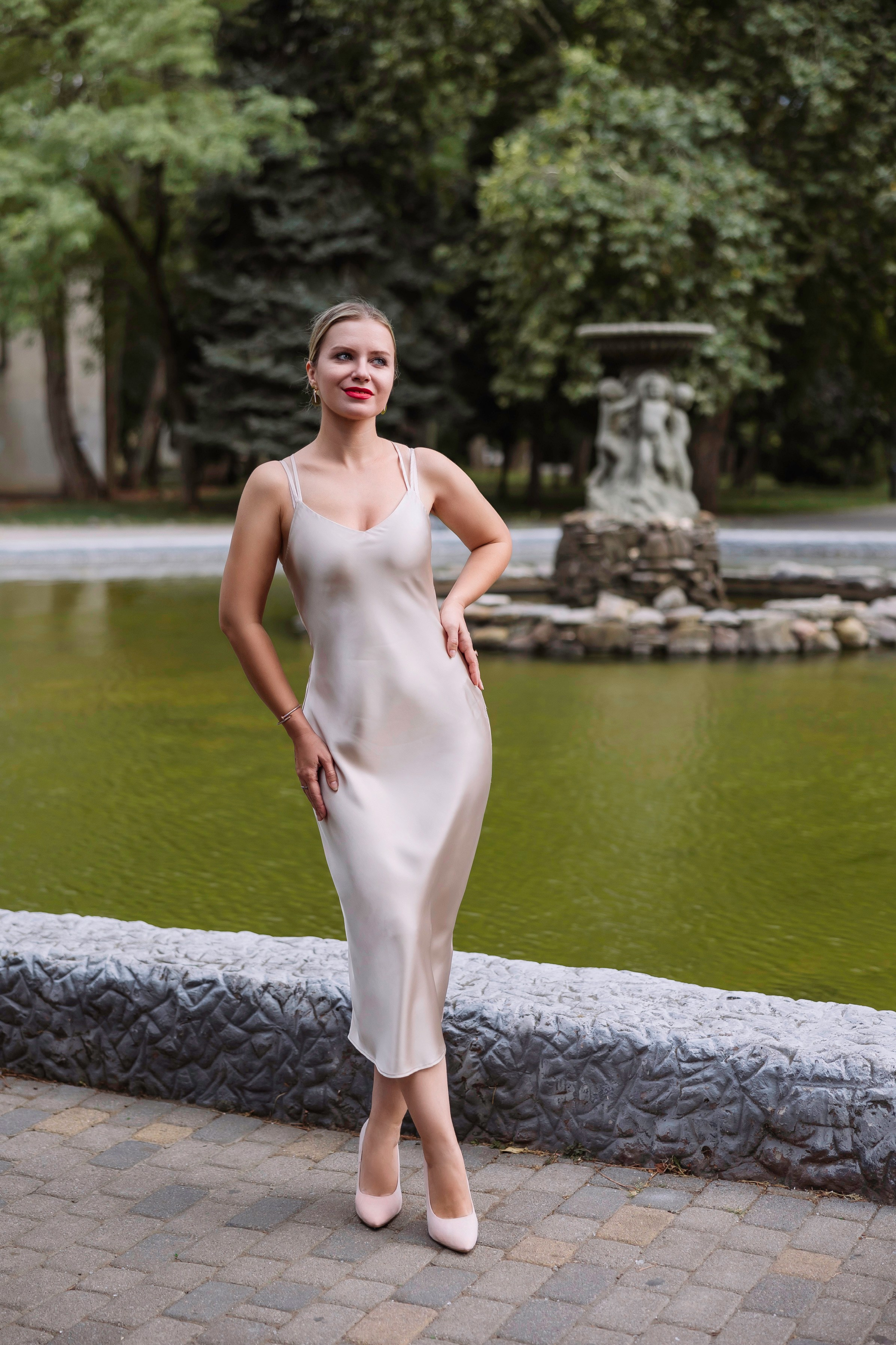 Уличная фотосессия — девушка в  платье на фоне пруда