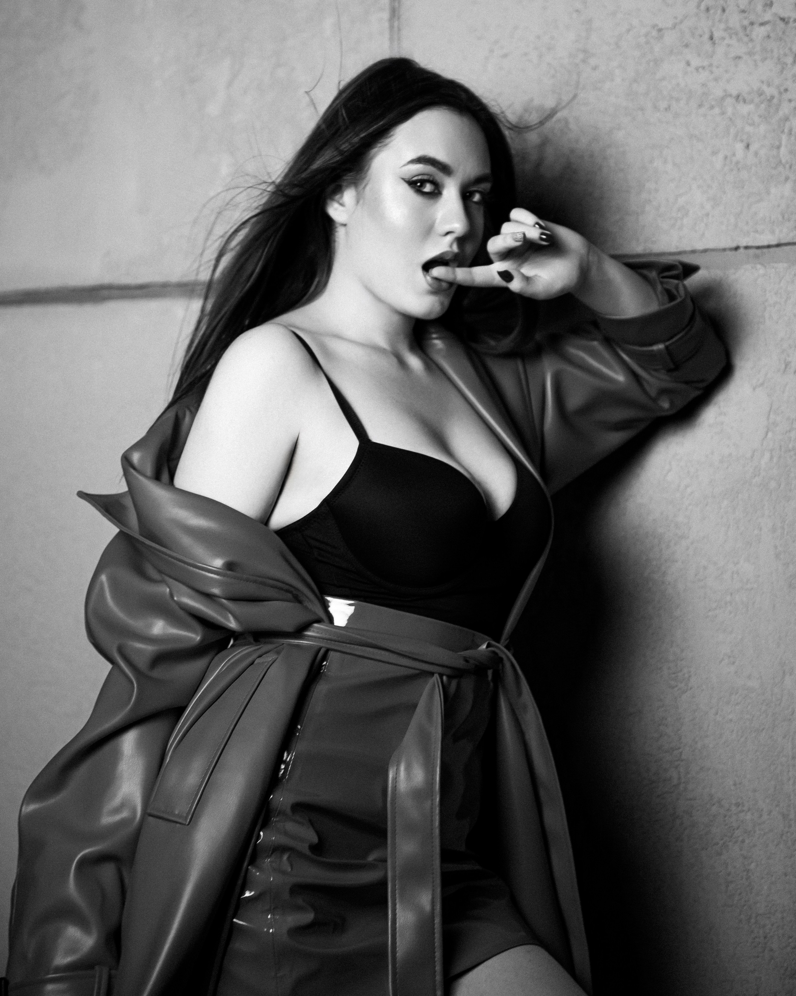 Сексуальная фотосессия в красном кожаном плаще в г. Кемерово