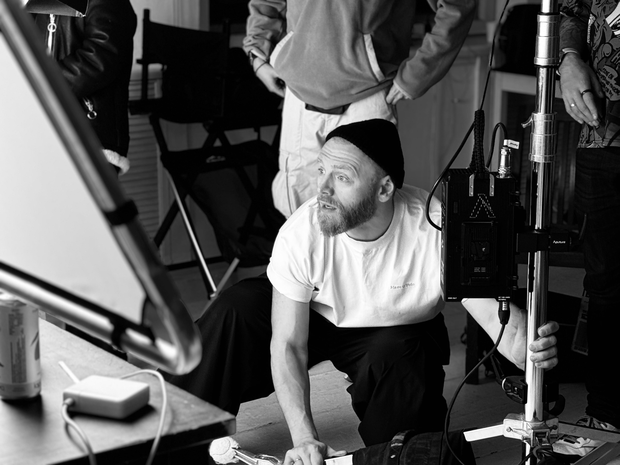 Натуральная атмосфера в бэкстейдже фотосессии