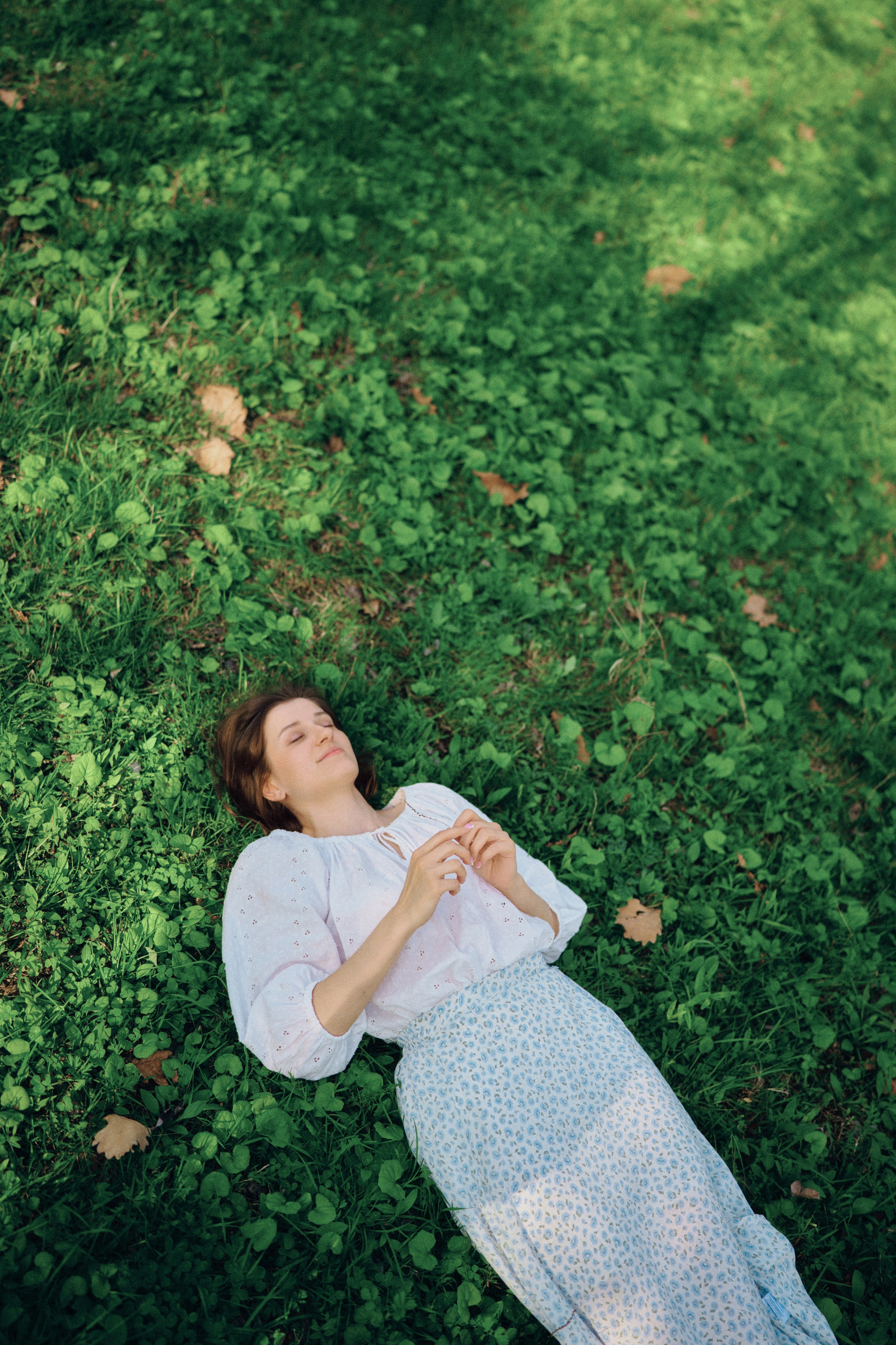 женский портрет на фоне зелёной природы