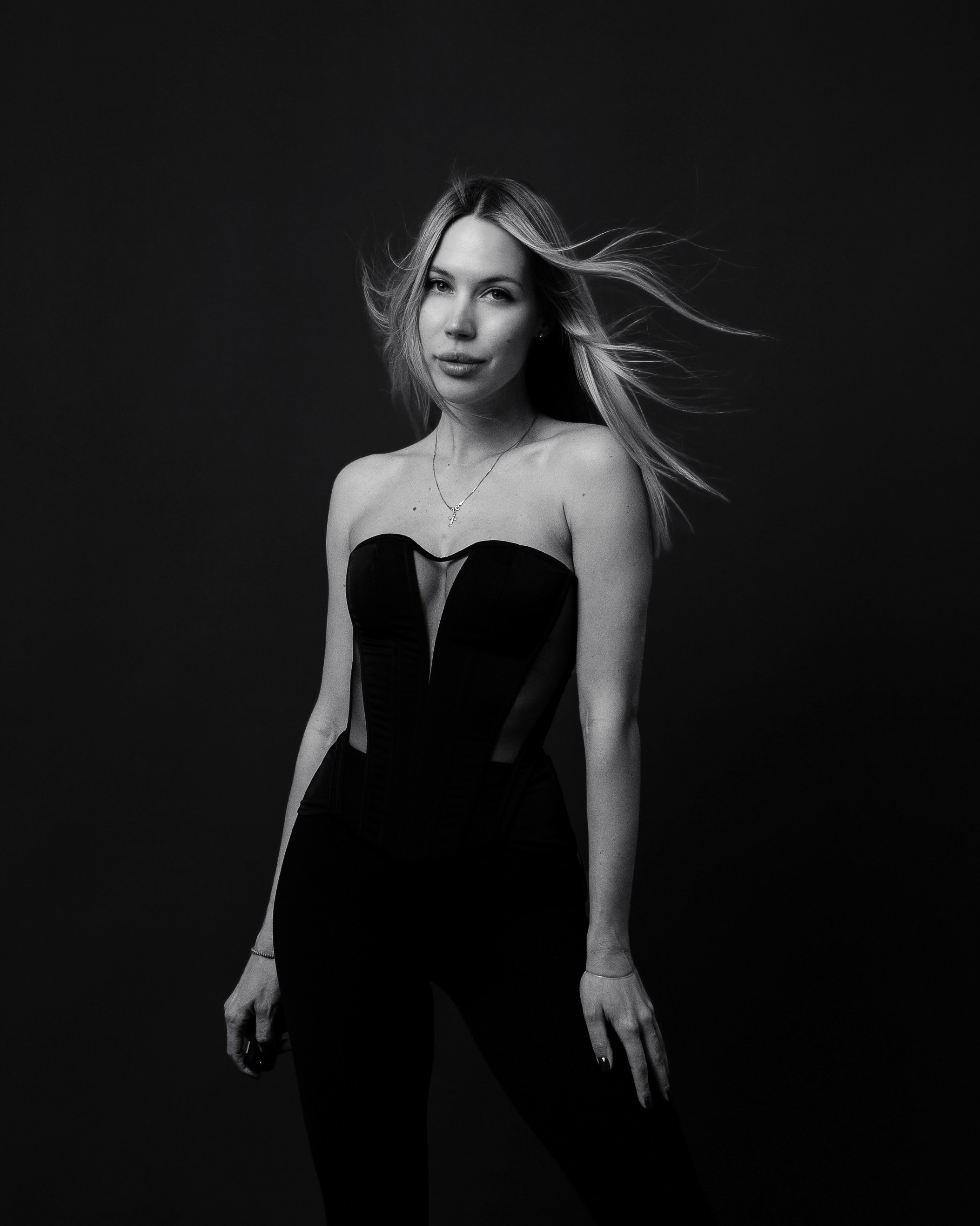 Индивидуальная фотосессия Катерины в темном костюме 